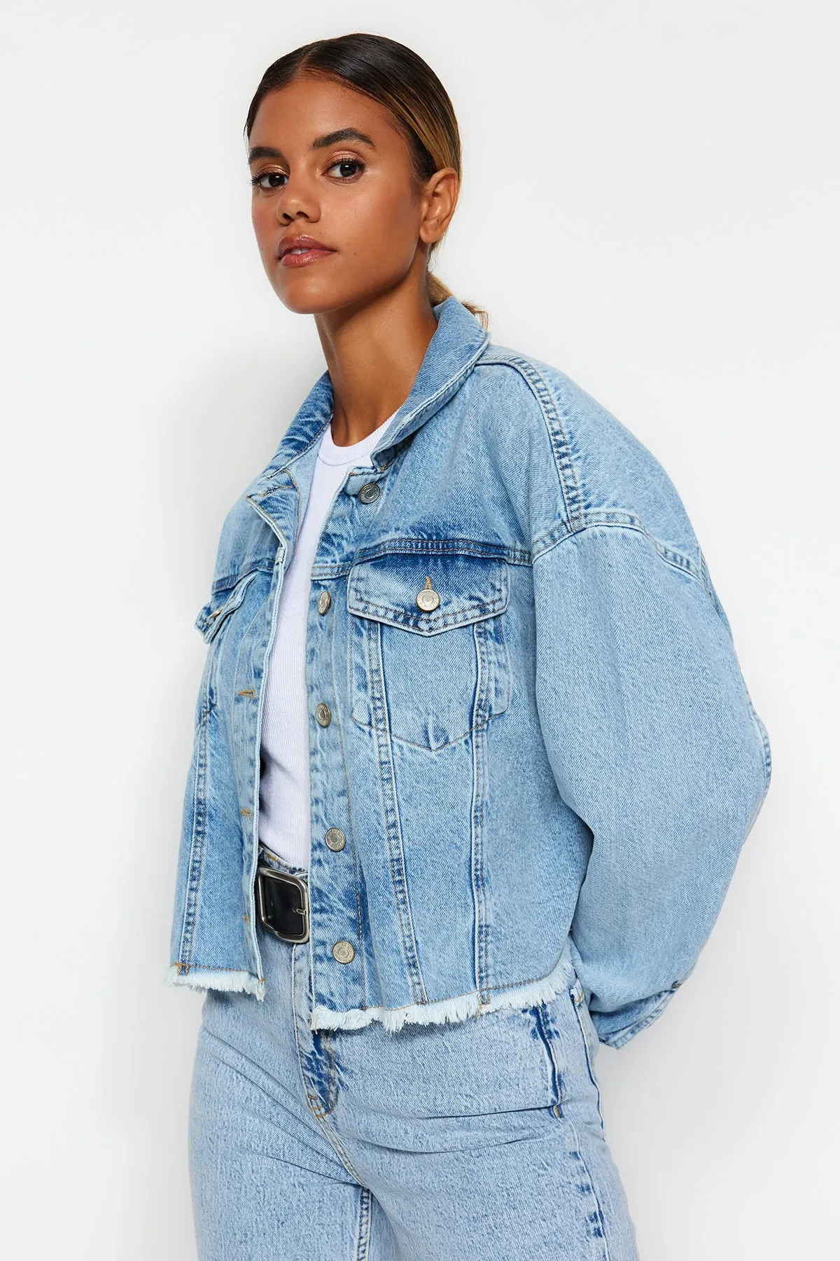 Trendyol Collection  Hellblaue kurze Jeansjacke mit Quasten am Saum TWOSS21CE0046