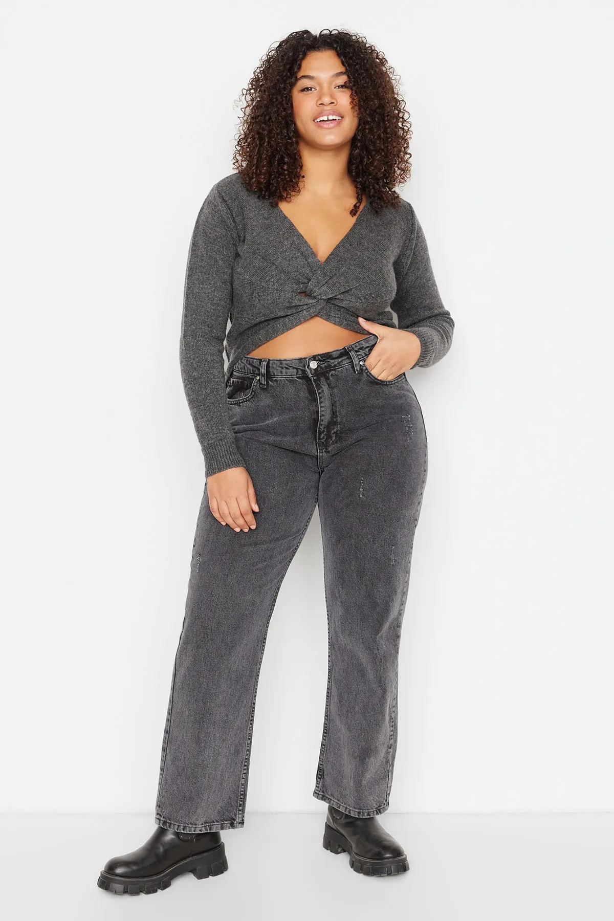 Trendyol Curve  Graue Bootcut-Jeans mit hoher Taille TBBSS22JE00011