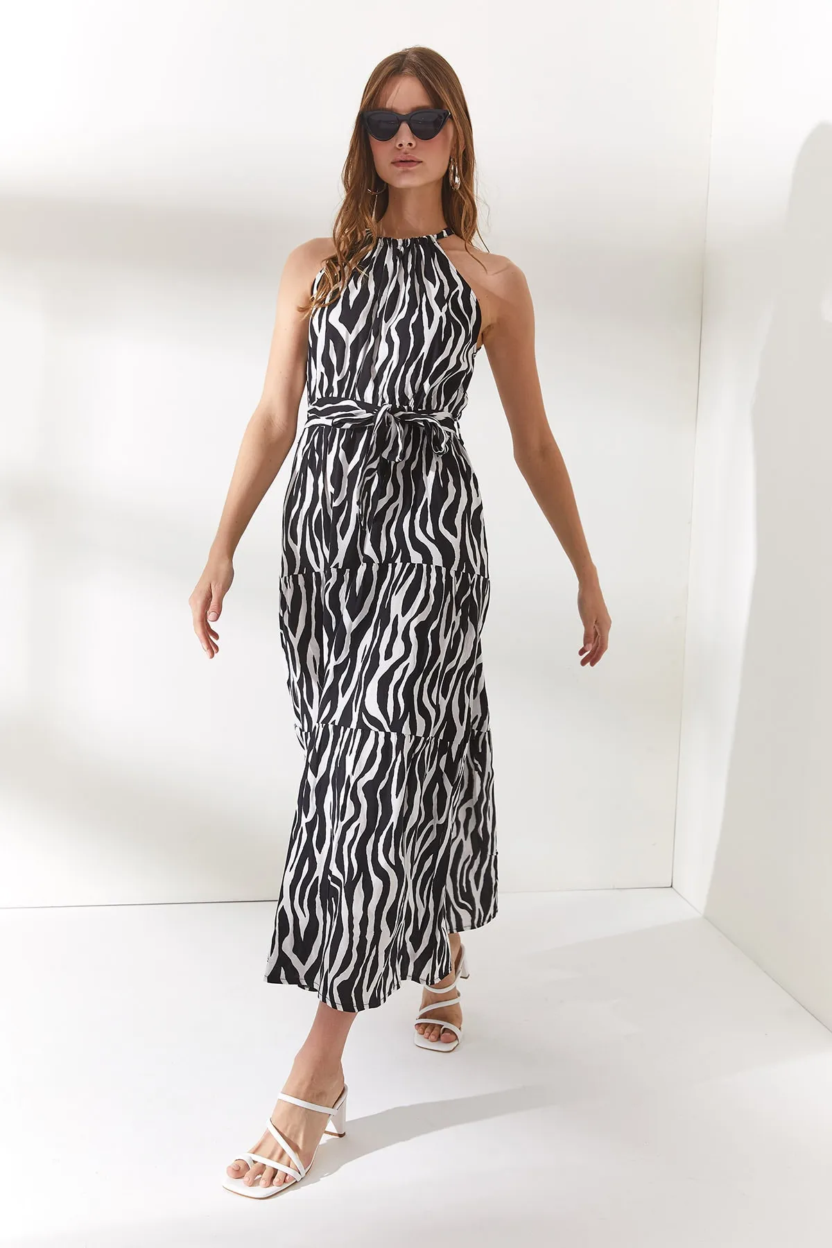 Olalook  Damen-Kleid aus gewebtem Viscon mit Zebramuster und Neckholder-Kragen und Gürtel in Schwarz ELB-19001548