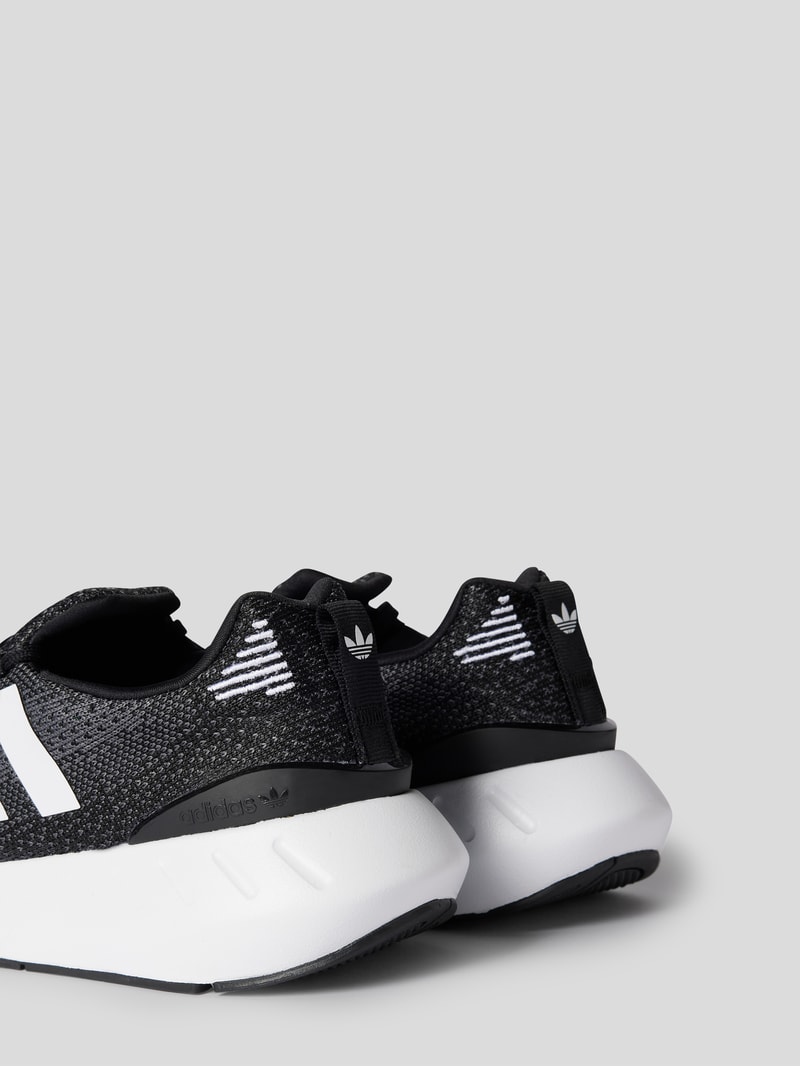 Sneaker mit Logo-Streifen in schwarz