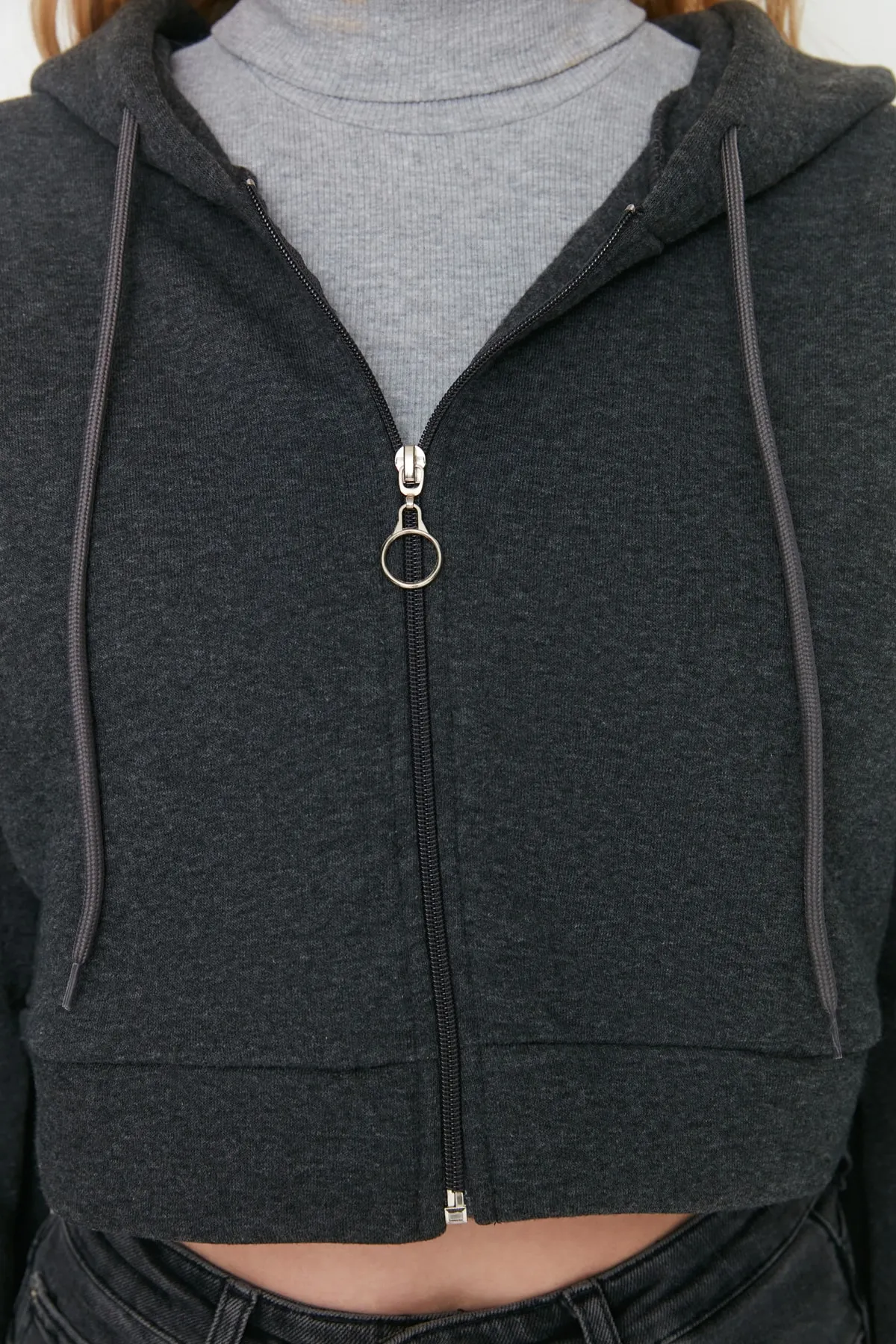 Trendyol Collection  Anthrazitfarbenes Strick-Sweatshirt mit Reißverschluss und Kapuze aus dickem Fleece innen TWOAW23SW00028