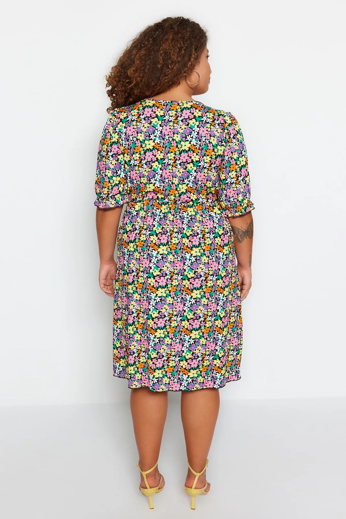 Trendyol Curve  Mehrfarbiges Strickkleid mit Blumenmuster und V-Ausschnitt TBBSS23AH00158