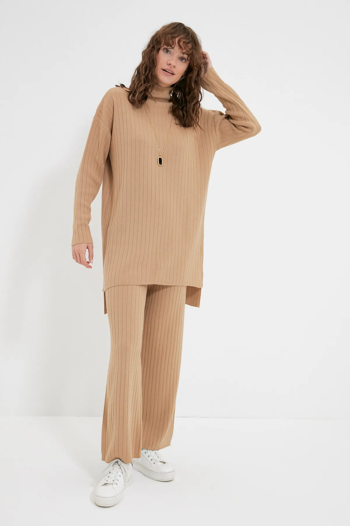 Trendyol Modest  Kamelfarbenes Strickset mit geripptem Pullover und Hose und halbem Rollkragen TCTAW22US0101