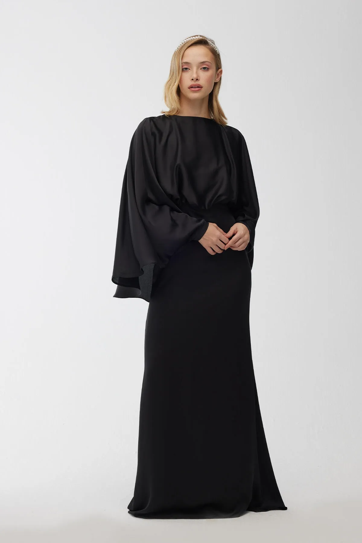 Manuka  Cape-Abendkleid aus Seidensatin in Schwarz