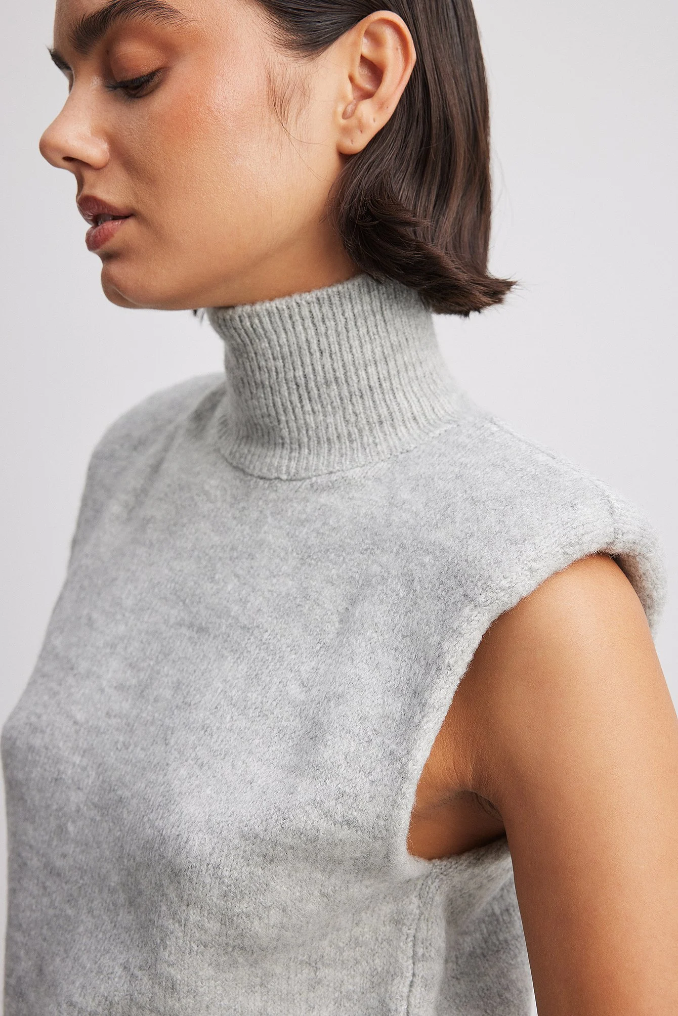Strickweste mit markierten Schultern