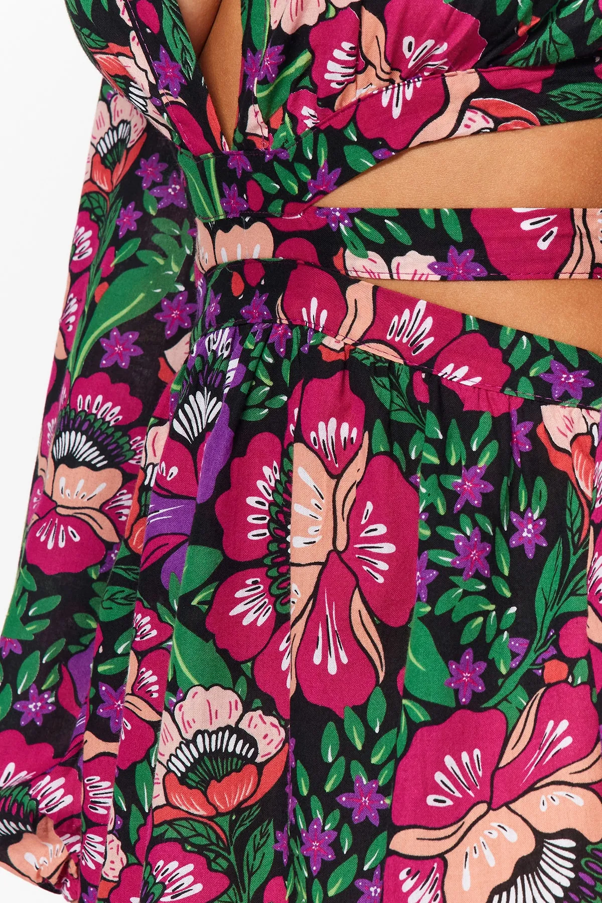 Trendyol Collection  Blumengemustertes Mini-Strandkleid aus 100 % Baumwolle mit gewebtem Cut-Out/Fenster TBESS23EL00140