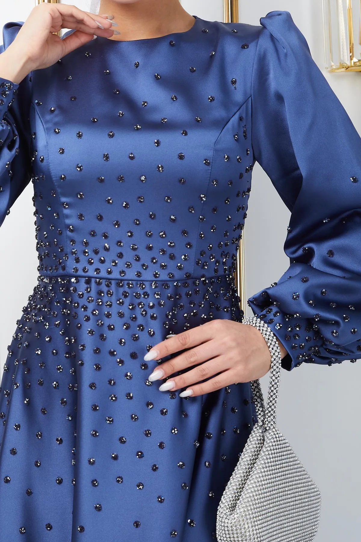 Olcay  Satin-Abendkleid mit verteilten Steindetails auf der Vorderseite und den Ärmeln K. INDİGO 1658