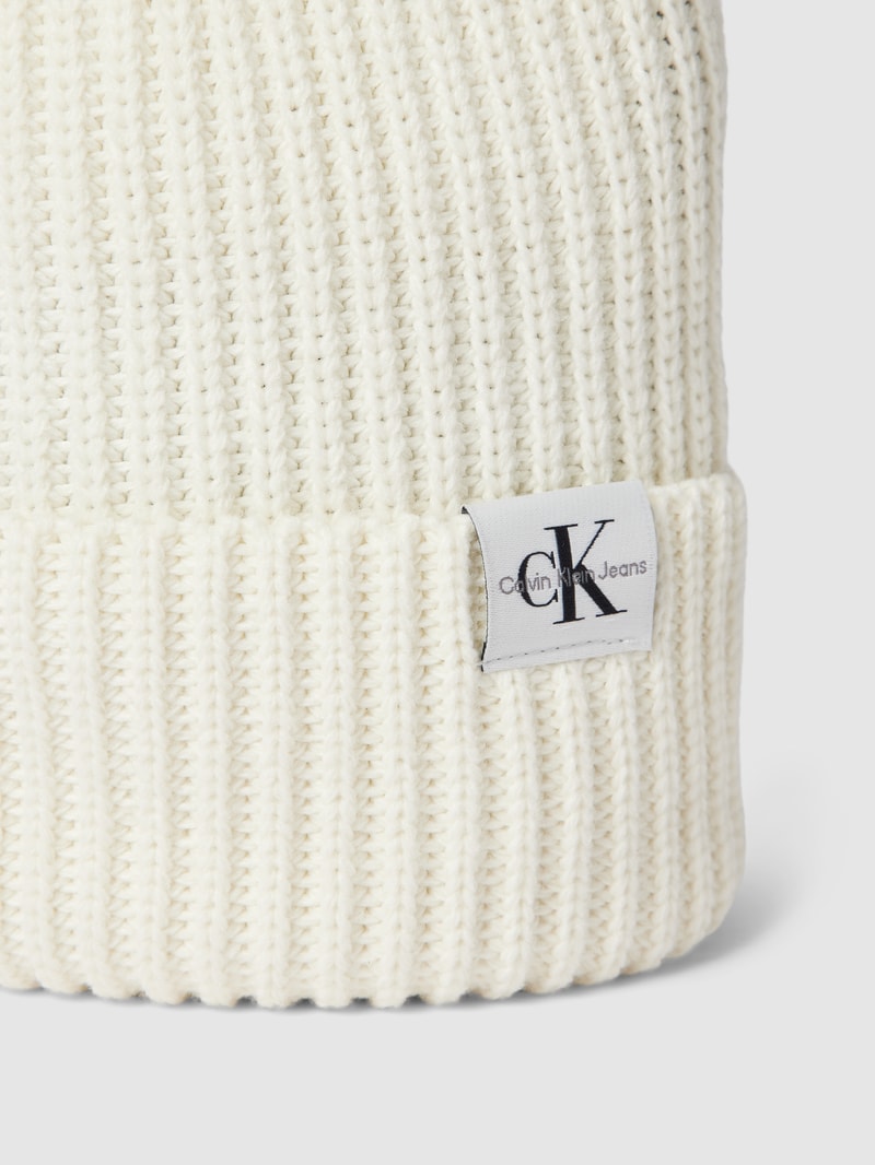 Strickmütze mit Label-Detail Modell 'MONOGRAM' in ecru