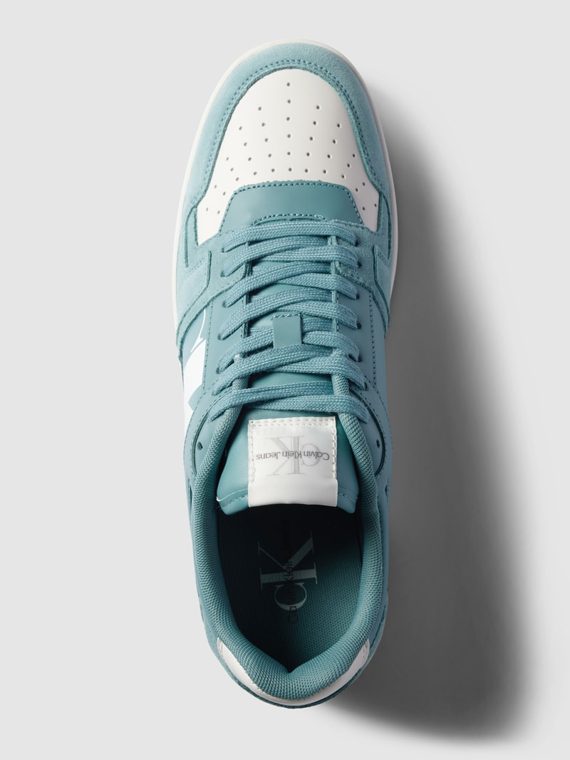 Sneaker in Two-Tone-Machart mit Schnürung in hellblau