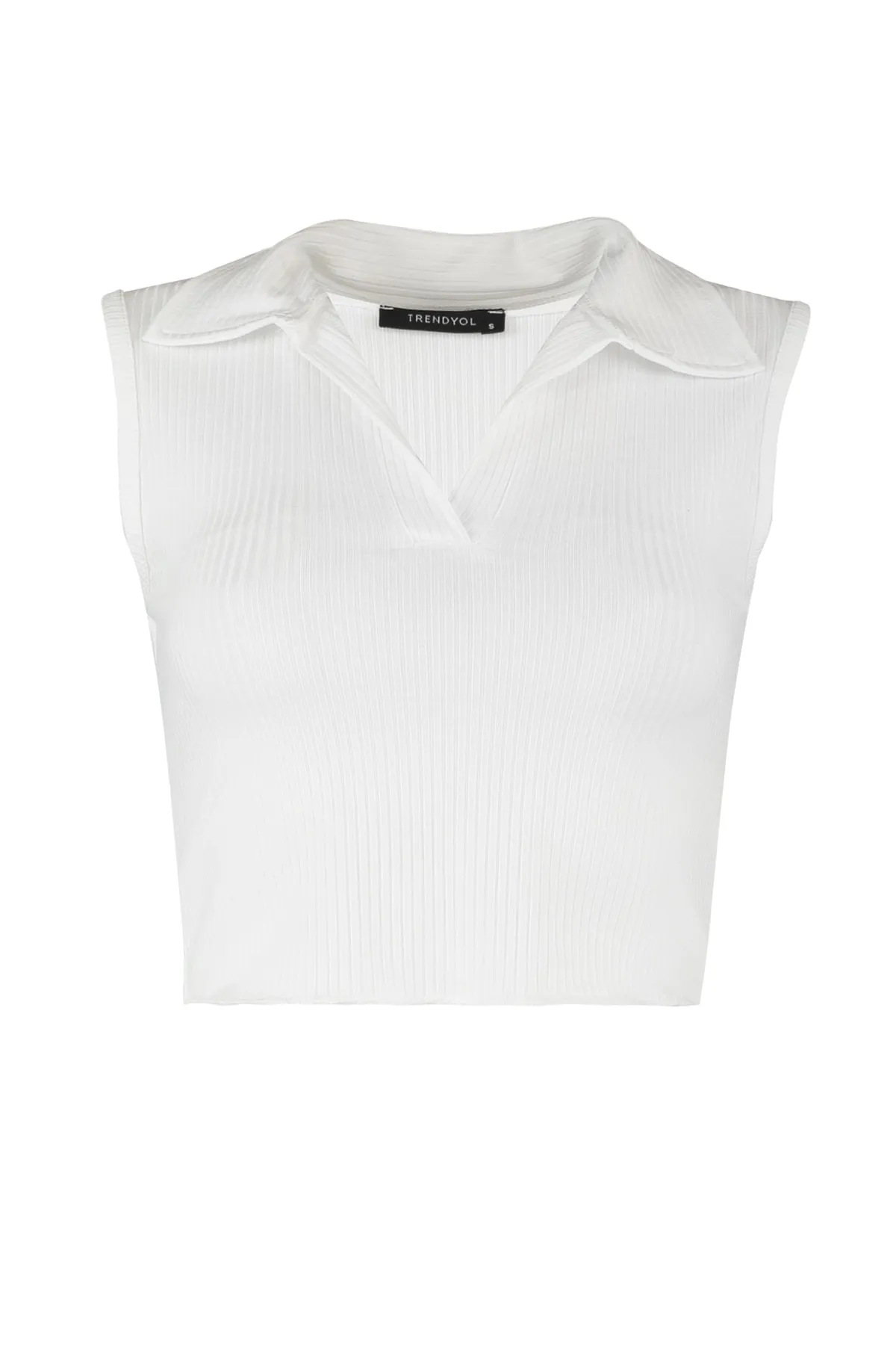 Trendyol Collection  Weiße, eng anliegende, kurze, dehnbare Strickbluse mit Polokragen TWOSS22BZ0335
