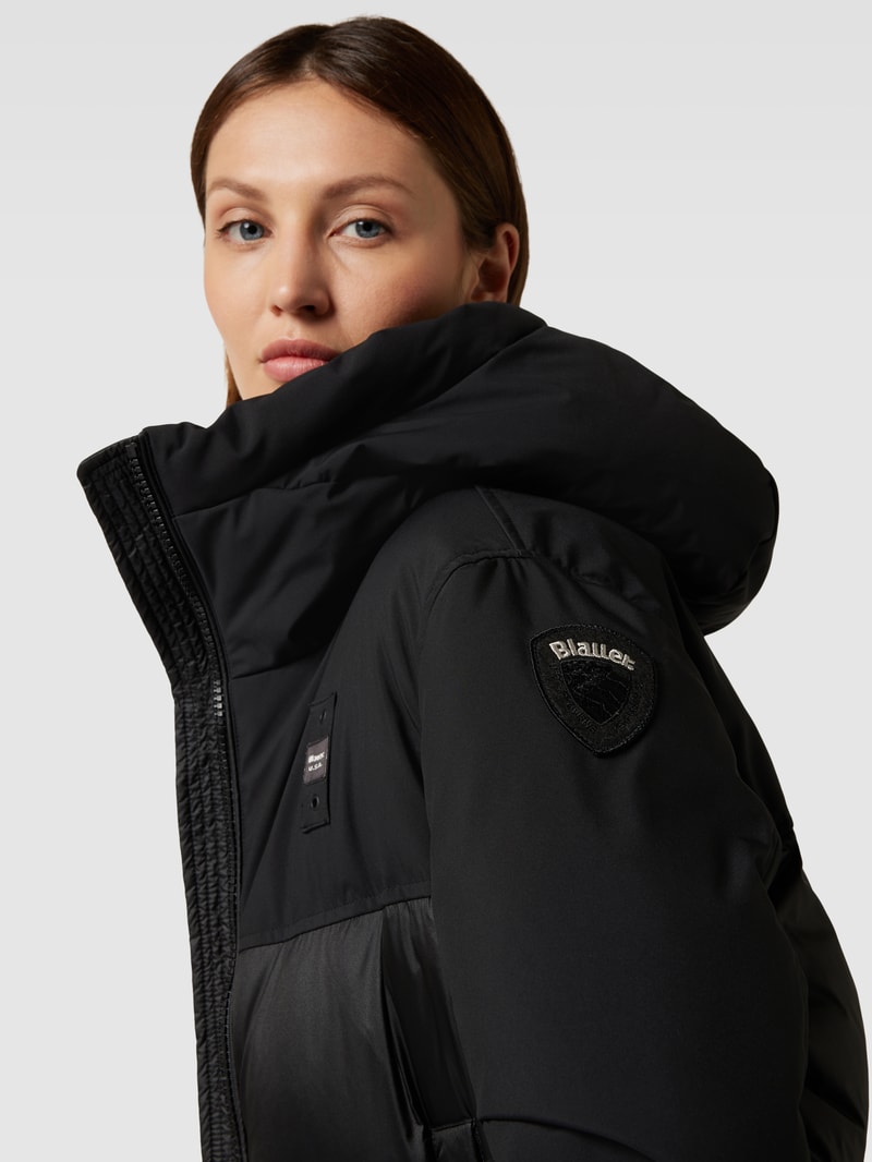 Steppmantel mit Label-Patch in schwarz