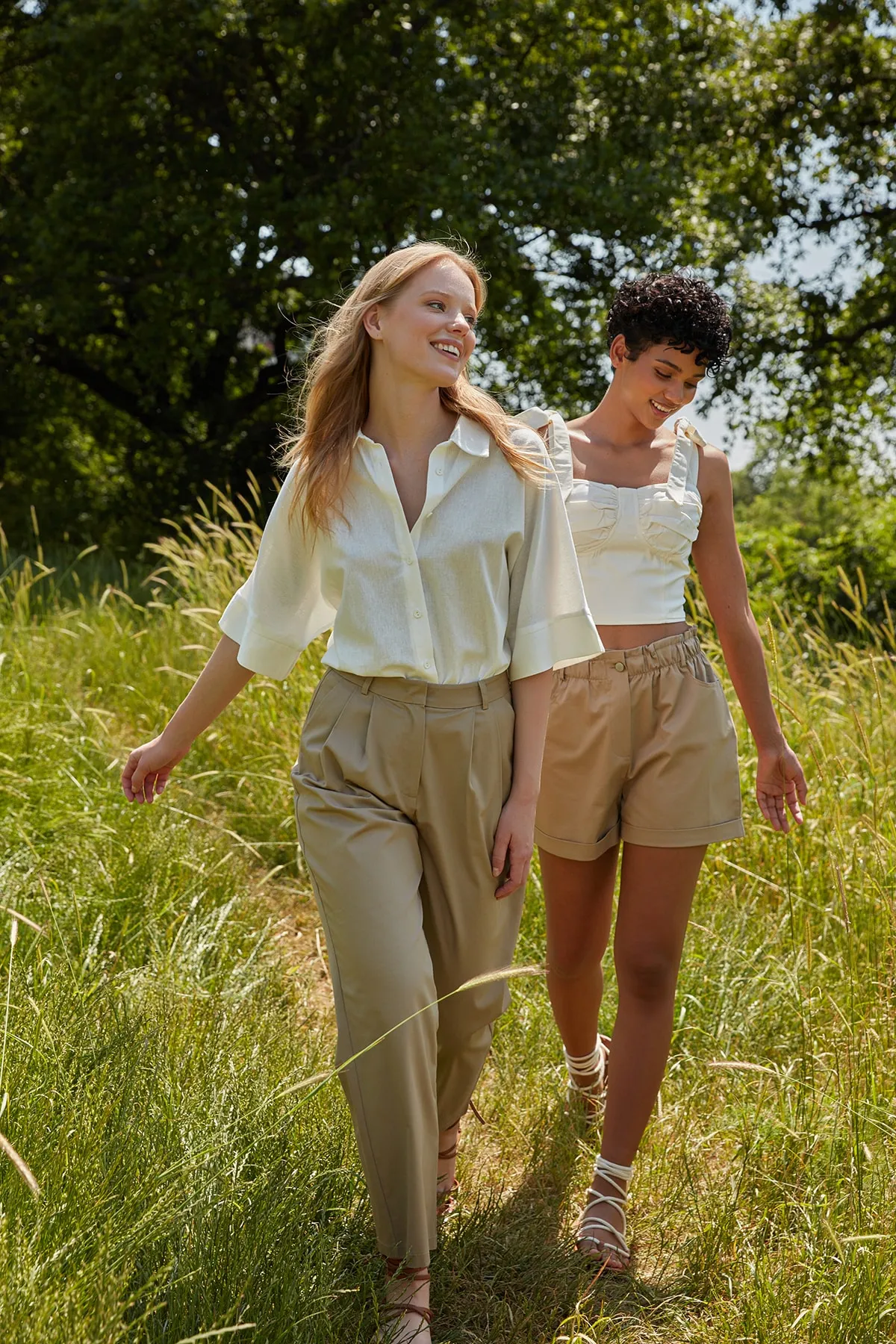 Trendyol Collection  Beigefarbene, gerade geschnittene, gewebte Hose mit hoher Taille TWOSS22PL00074