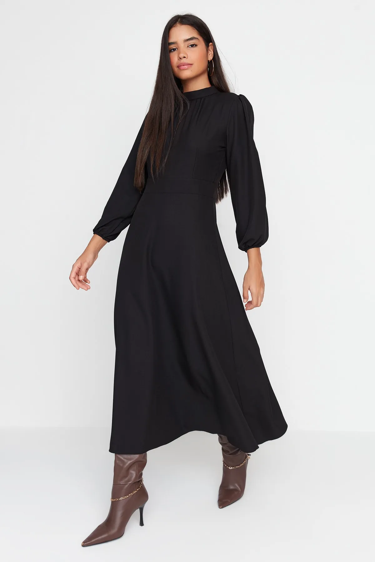 Trendyol Modest  Schwarzes gewebtes Kleid mit geraffter Vorderseite und Stehkragen TCTAW23EB00191
