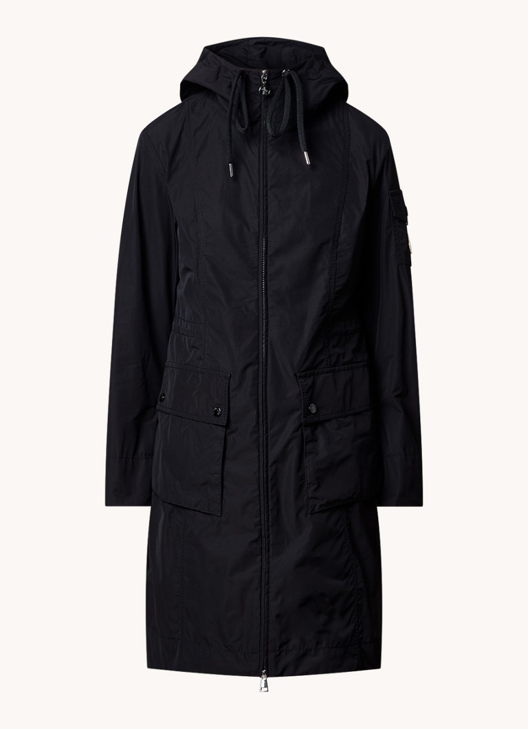 Parka Moncler cu buzunare cu clapă și glugă.