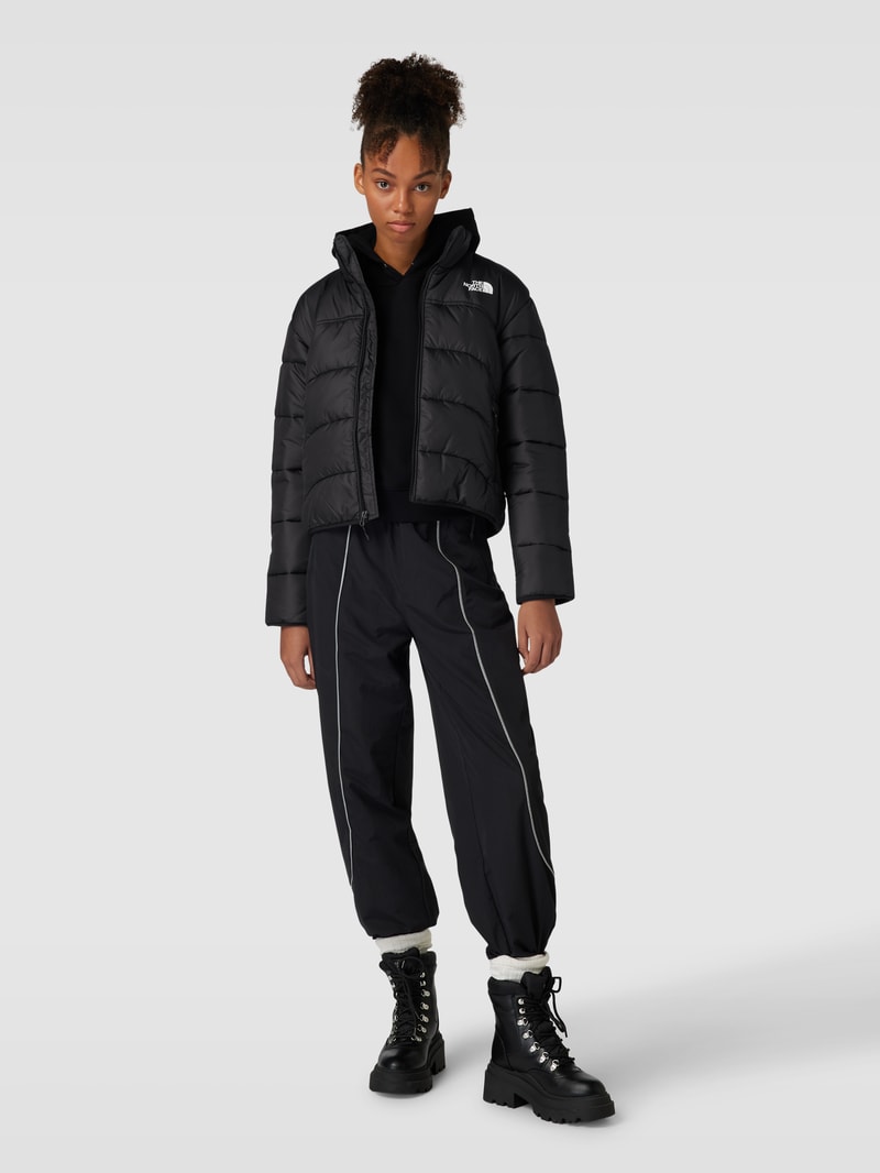 Steppjacke mit Label-Print und seitlichen Reißverschlusstaschen in schwarz