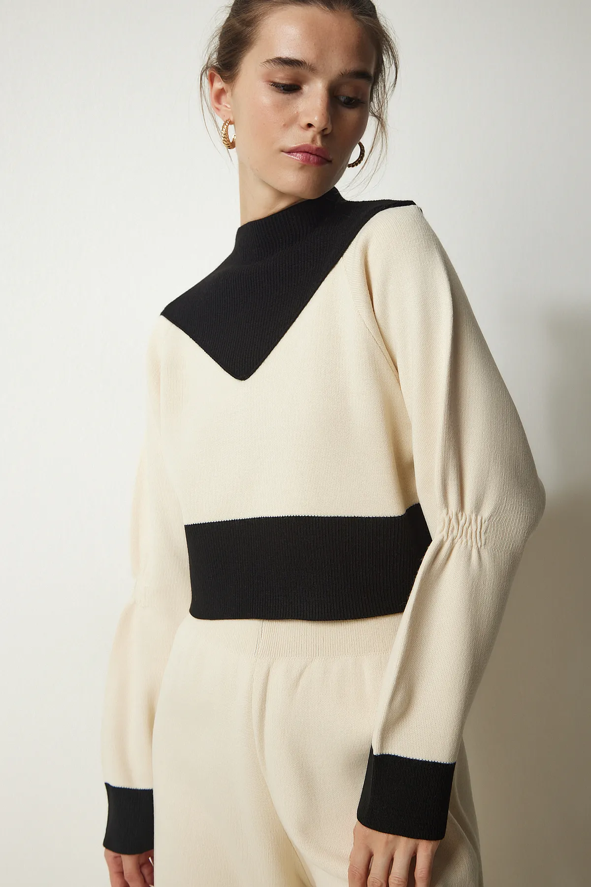 Happiness İstanbul  Cremefarbener Pullover in Blockfarben für Damen, stilvoller Strickanzug, CI00089