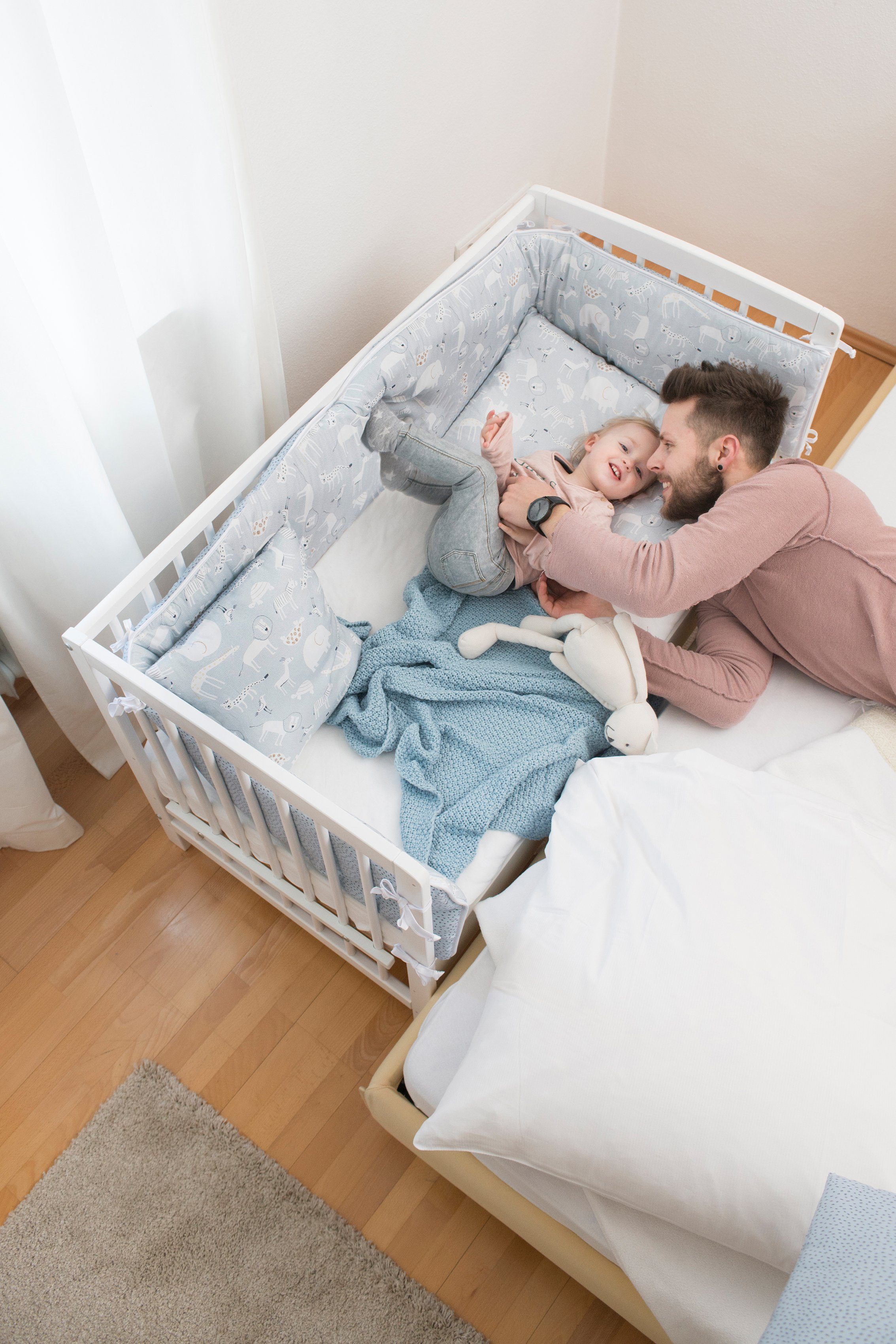 Schardt Beistellbett Micky, weiß, stufenlos höhenverstellbar, Umbauseiten und Sicherheitsgurtsystem
