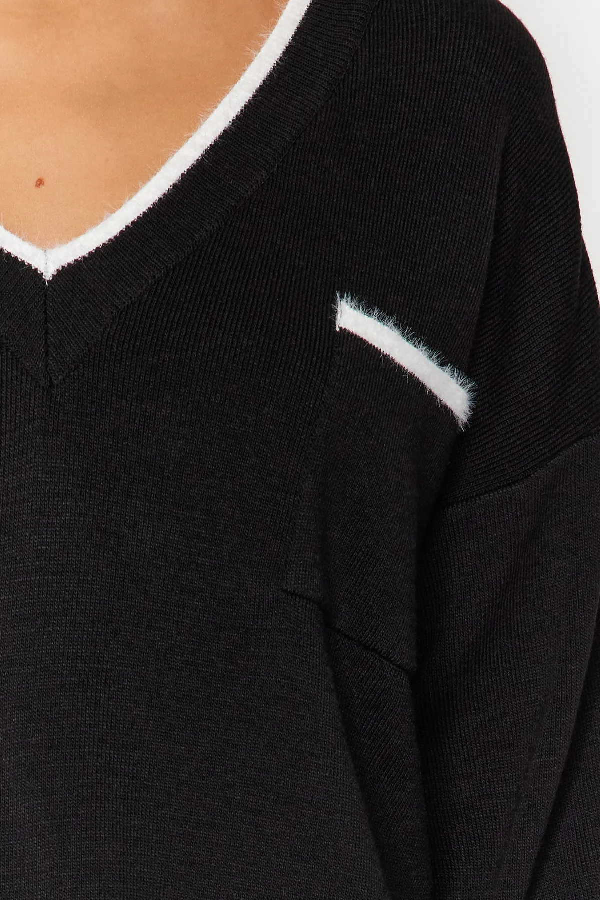 Trendyol Collection  Schwarzes, extraweites Set aus Oberteil und Unterteil aus Strick mit Pelzbesatz TWOAW24AU00099