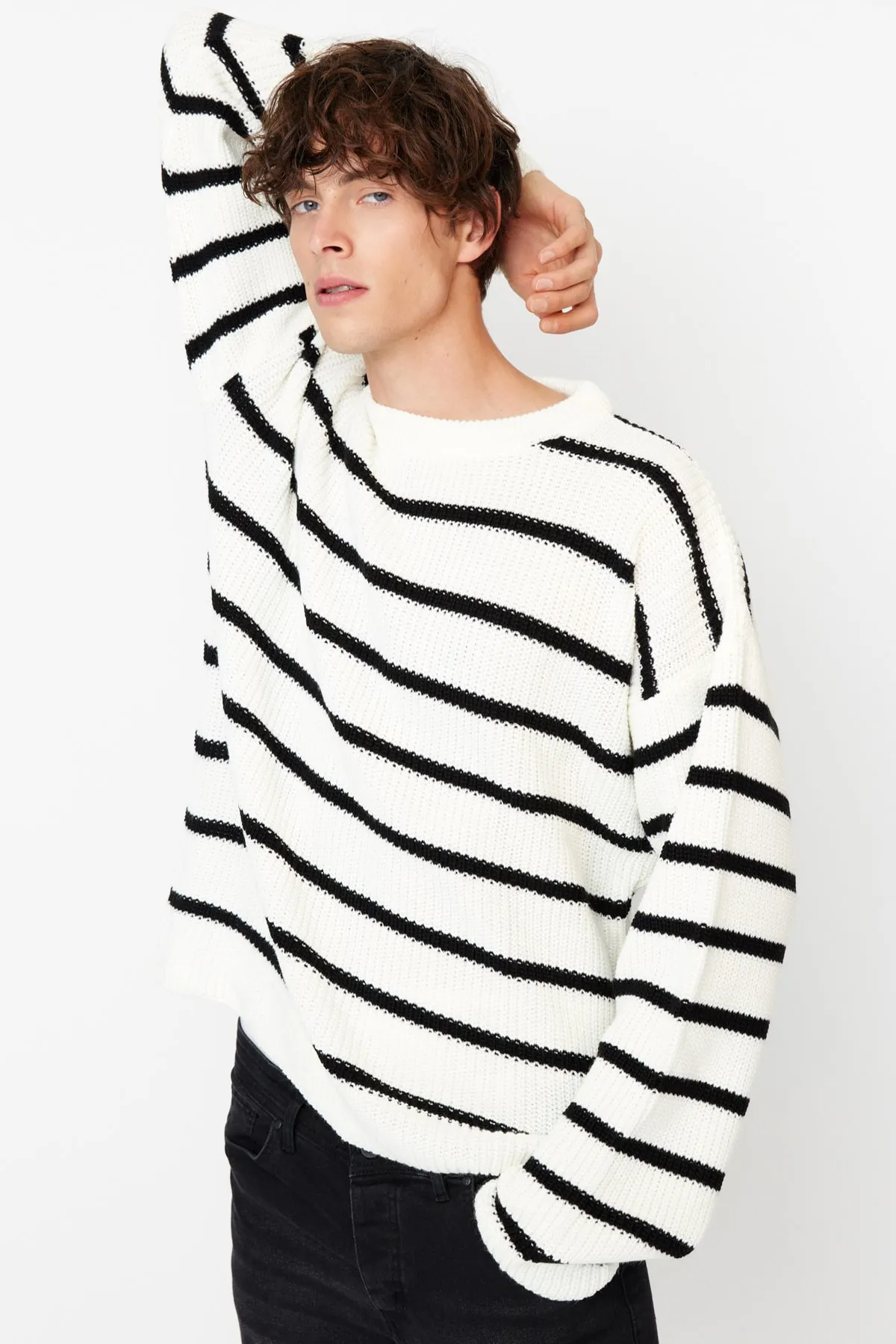 Trendyol Collection  Ecru Unisex-Pullover in Oversize-Passform, weiter Passform, Rundhalsausschnitt, gestreifter Strickpullover TMNAW23KZ00285