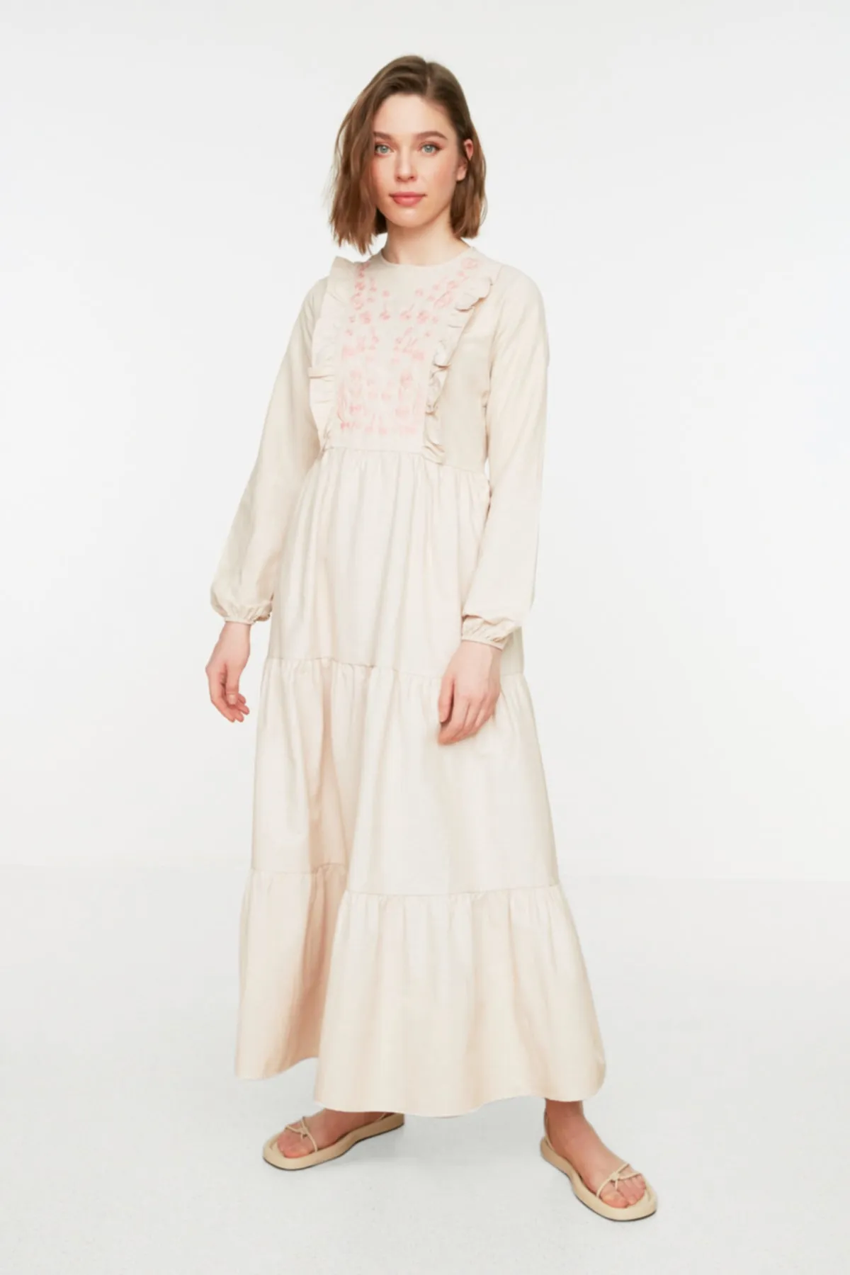 Trendyol Modest  Beiges, gewebtes Kleid mit Rüschendetails und Stickereien TCTSS22EB0004