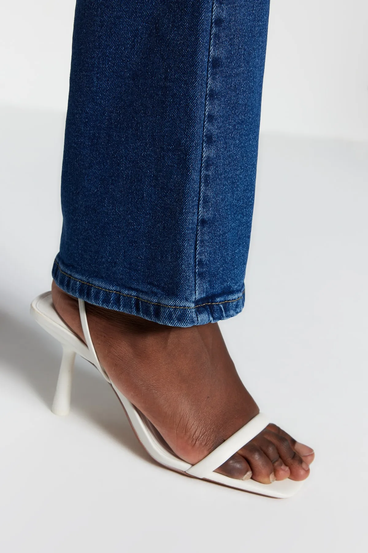 Trendyol Collection  Dunkelblaue Schlagjeans mit hoher Taille TWOSS23JE00063