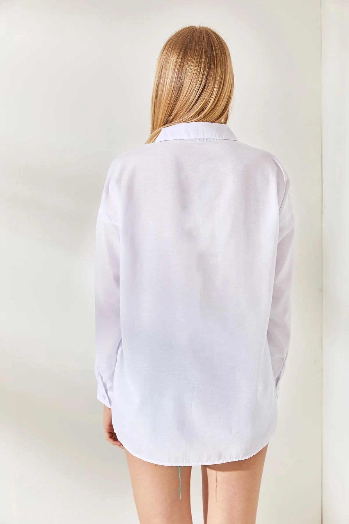 Olalook  Weißes, fuchsiafarbenes Oversize-Webhemd für Damen mit Taschendetail GML-19001051