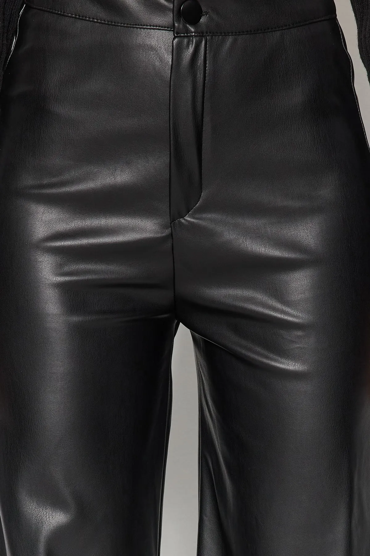 Trendyol Collection  Schwarze Strickhose aus Kunstleder mit weitem Bein und Taschen und detaillierten Details TWOAW24PL00103