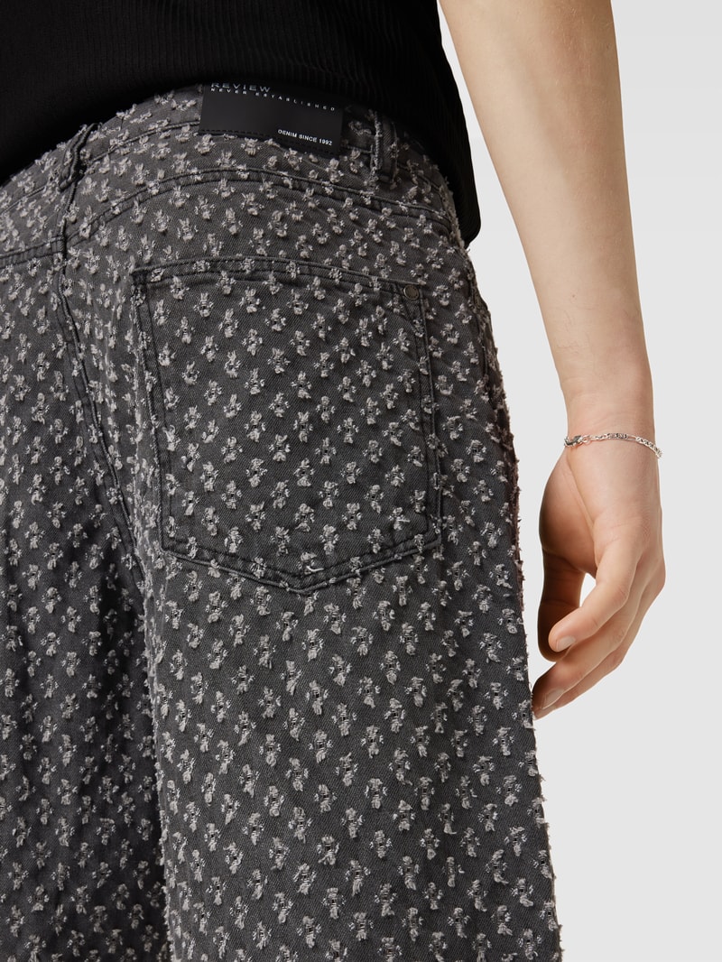 Shorts mit Allover-Muster in schwarz