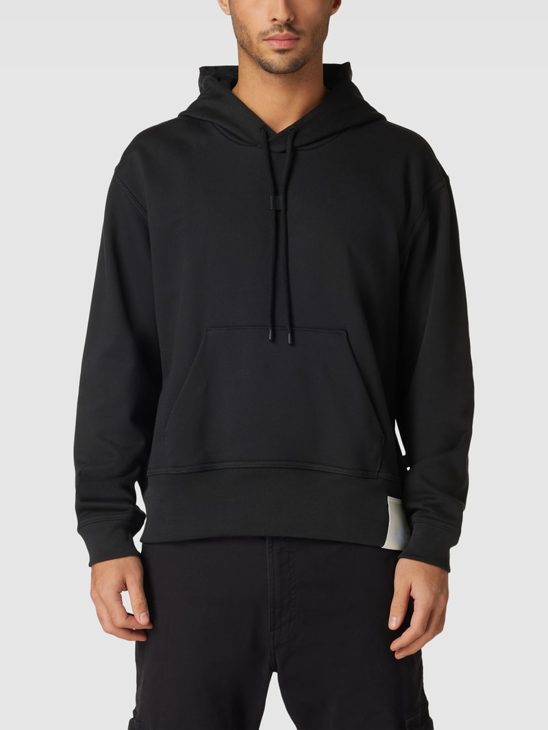 Hoodie mit Label-Patch in schwarz
