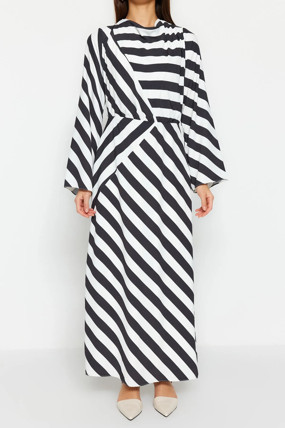 Trendyol Modest  Schwarzes, gestreiftes, gewebtes Kleid mit Degaje-Kragen TCTSS23EB00279