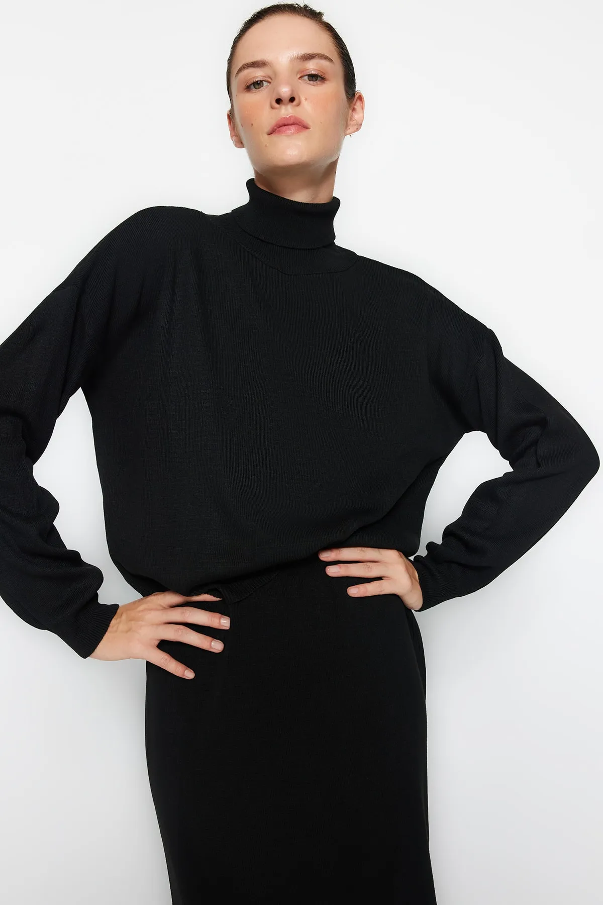 Trendyol Collection  Schwarzes Rollkragen-Strickoberteil und -Unterteil-Set TWOAW24AU00035