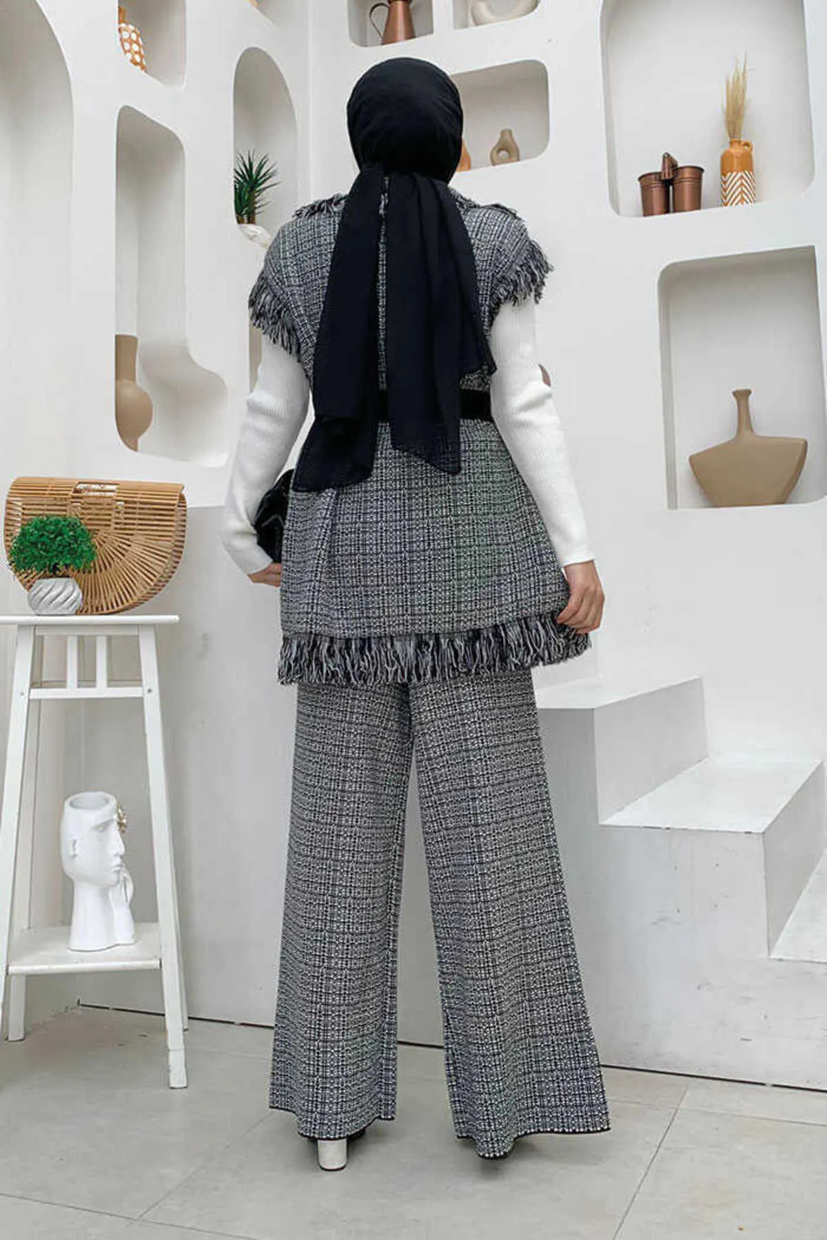 Bym Fashion  Strickanzug mit Quastenweste und Schlitzdetail, Hose, 22230, Schwarz