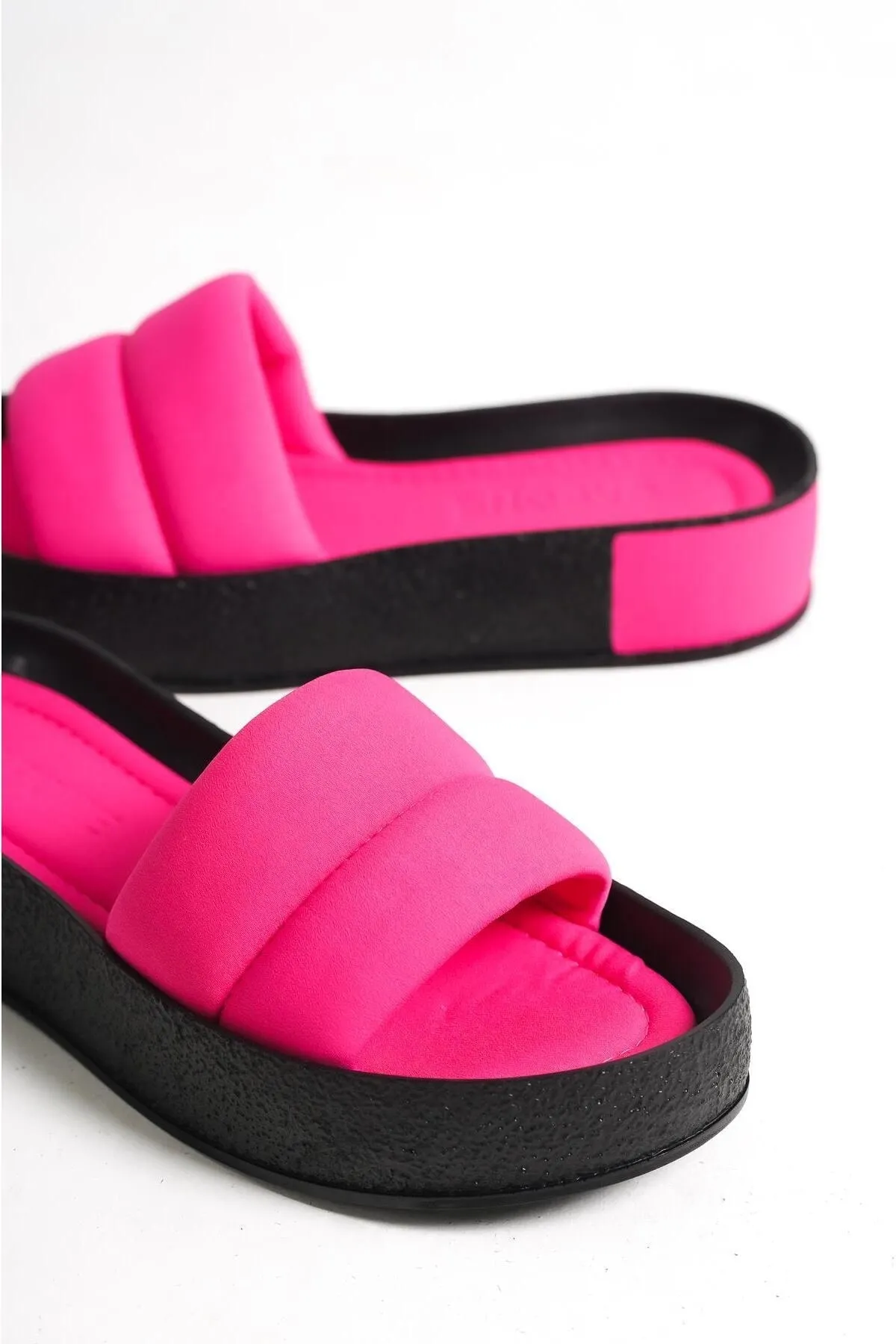 Capone Outfitters  Capone gesteppte, gebänderte, farbenfrohe, detaillierte Damenhausschuhe mit Keilabsatz aus mattem Satin und Fuchsia