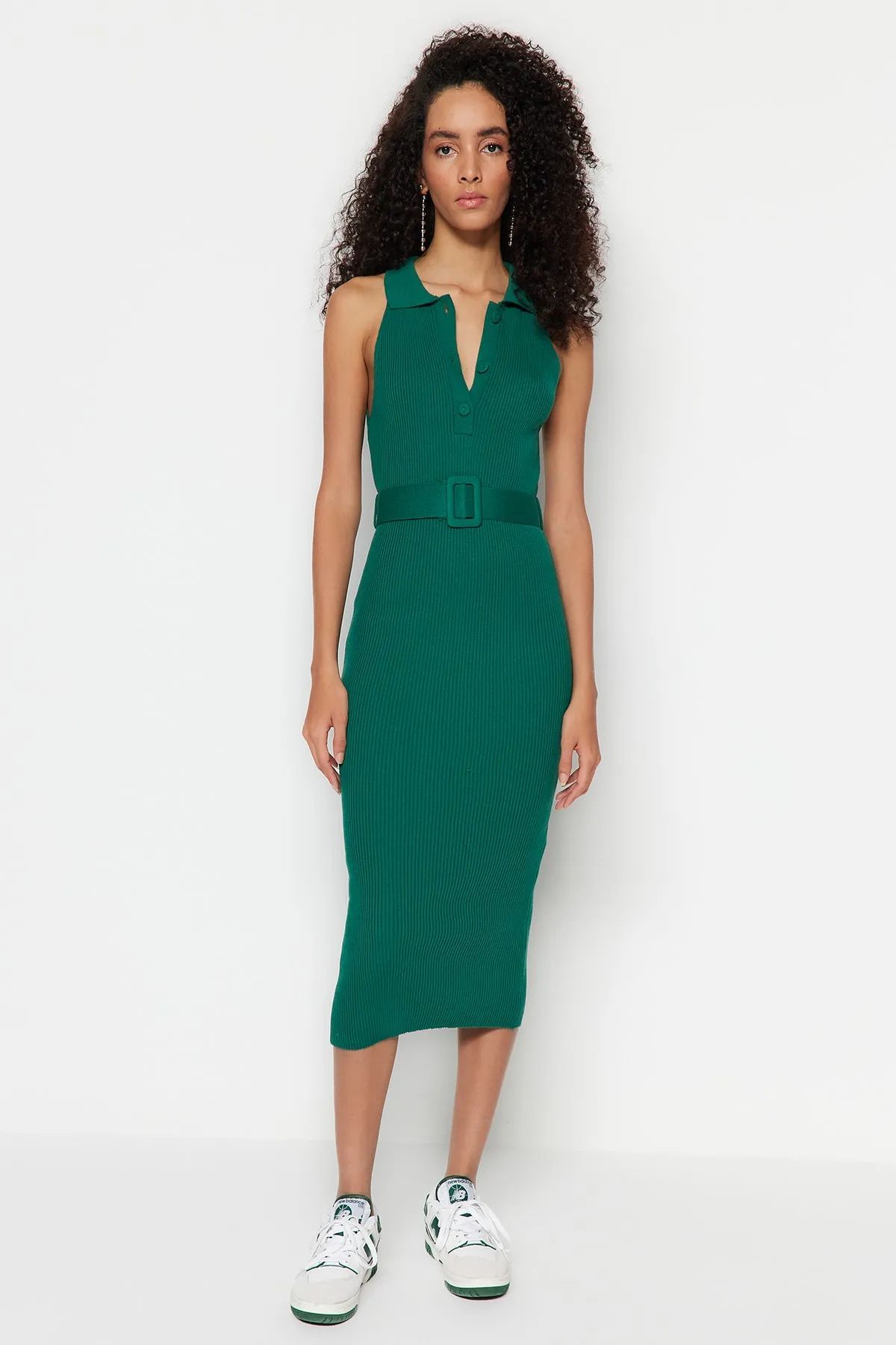 Trendyol Collection  Smaragdgrünes Midi-Strickkleid mit Gürtel TWOSS22EL1031