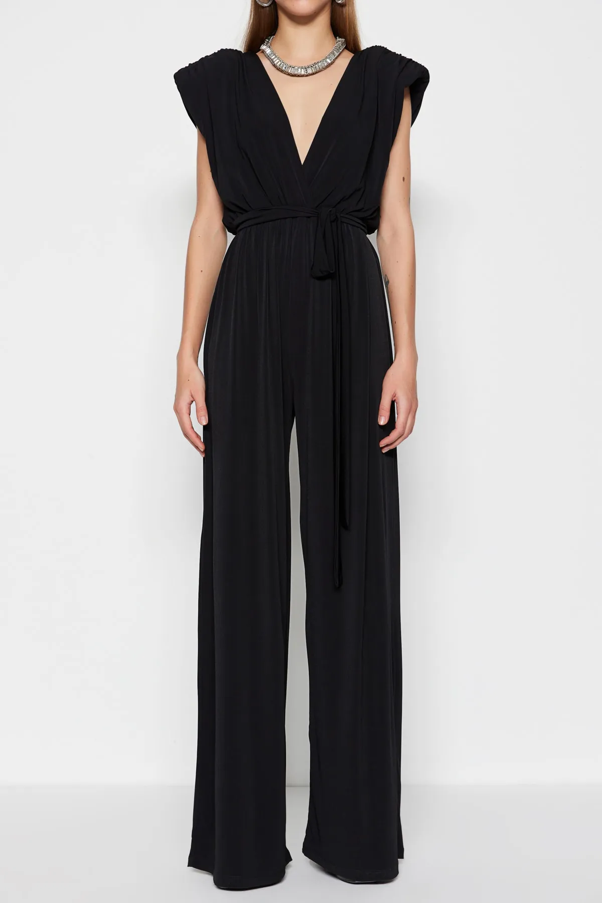 Trendyol Collection  Schwarzer Strick-Jumpsuit mit V-Ausschnitt und Gürtel TPRSS23TU00029