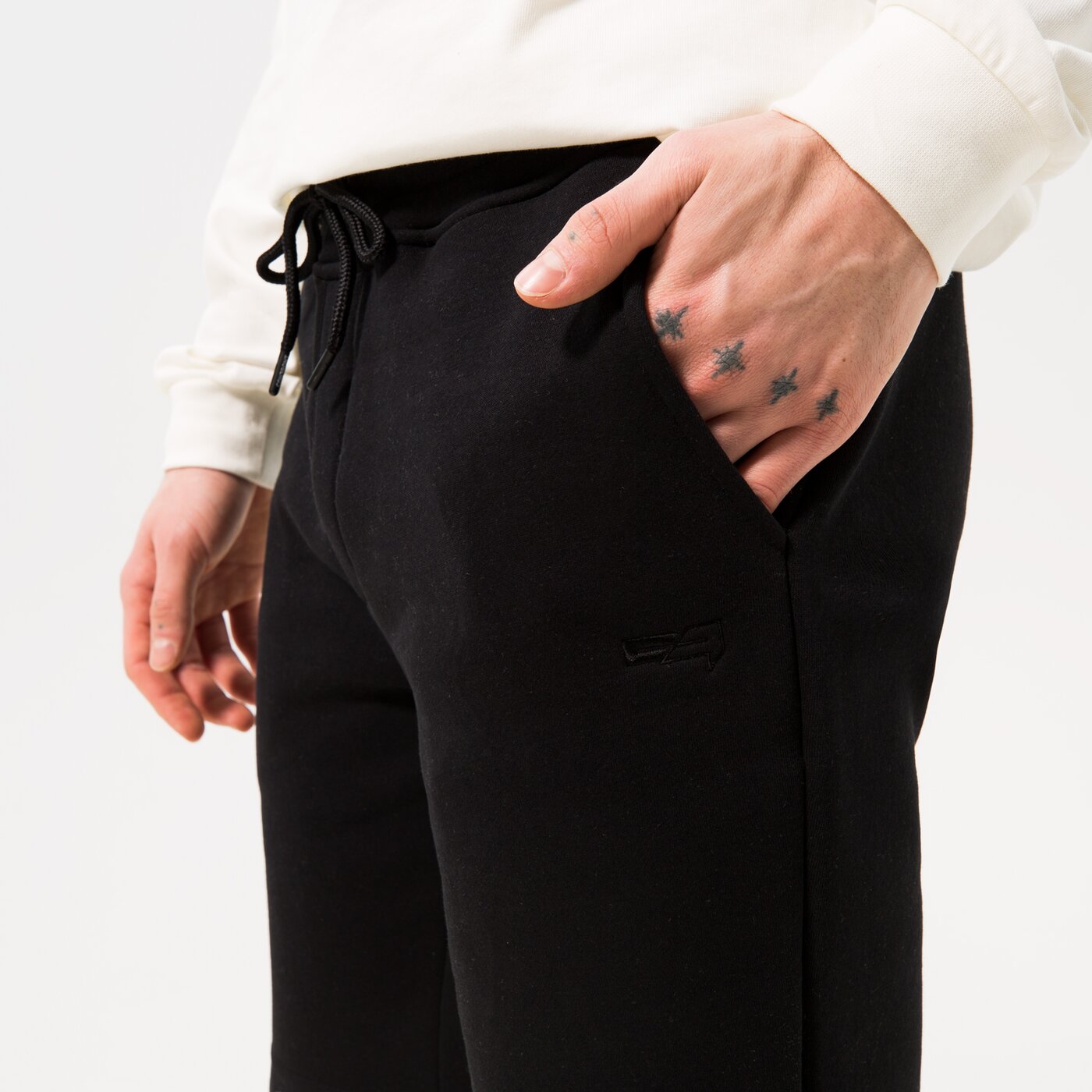 CONFRONT SHORTS ESSENTIAL BLACK Schwarz