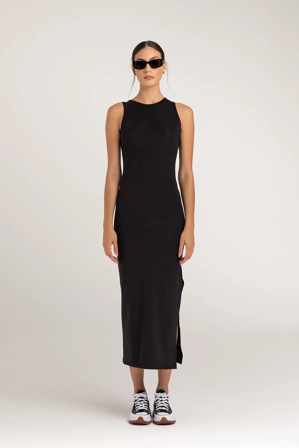 SHEISMONO  Soft-Touch-Schlitz-detailliertes ärmelloses Kleid in Schwarz