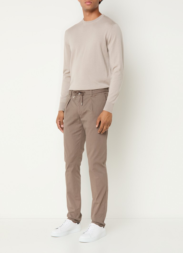 Pantaloni chino slim fit de la Profuomo, cu șnur în talie și buzunare interioare.