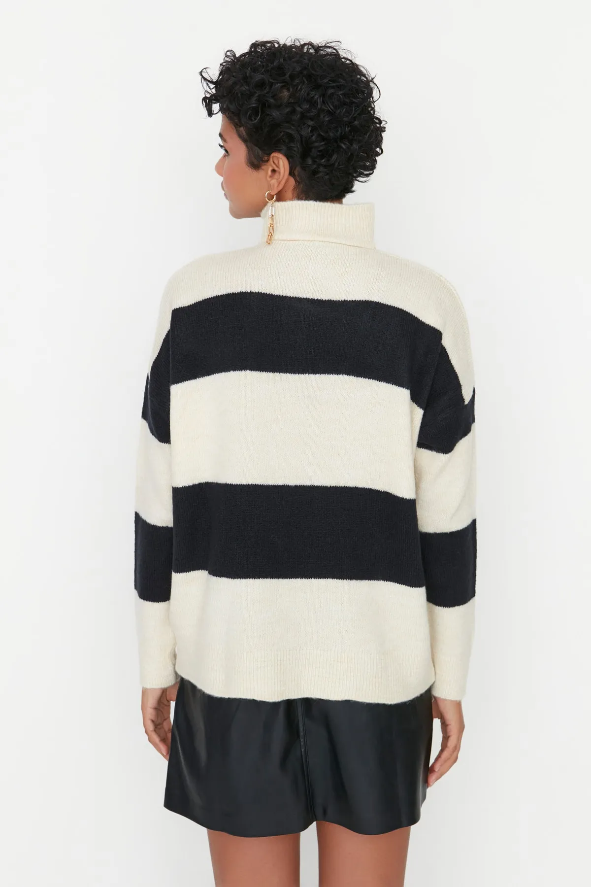 Trendyol Collection  Steinfarbener, weich strukturierter Strickpullover mit Stehkragen und Reißverschluss TWOAW22KZ0424