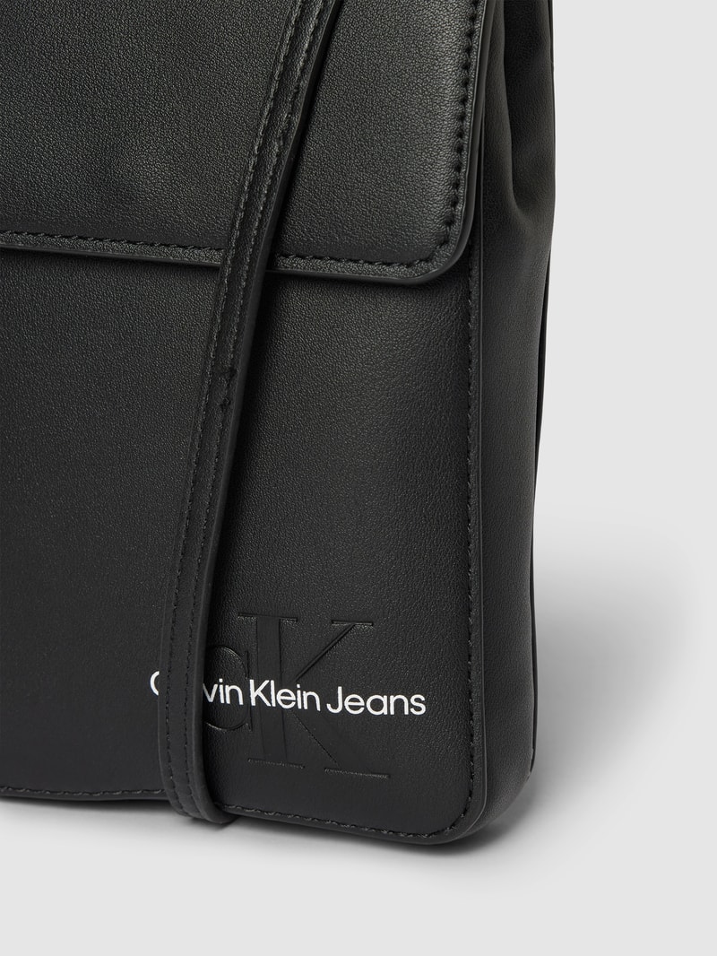 Umhängetasche mit Label-Details in schwarz