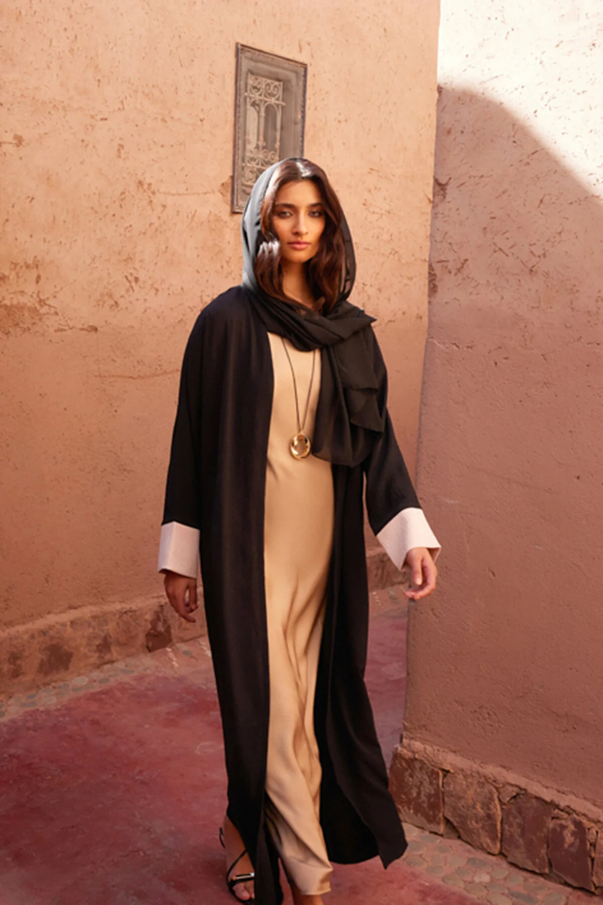 Trendyol Modest  Schwarzes, farbblockiertes Aerobin Ferace Abaya & Kleid, 2-teiliges gewebtes Set TCTSS24US00033