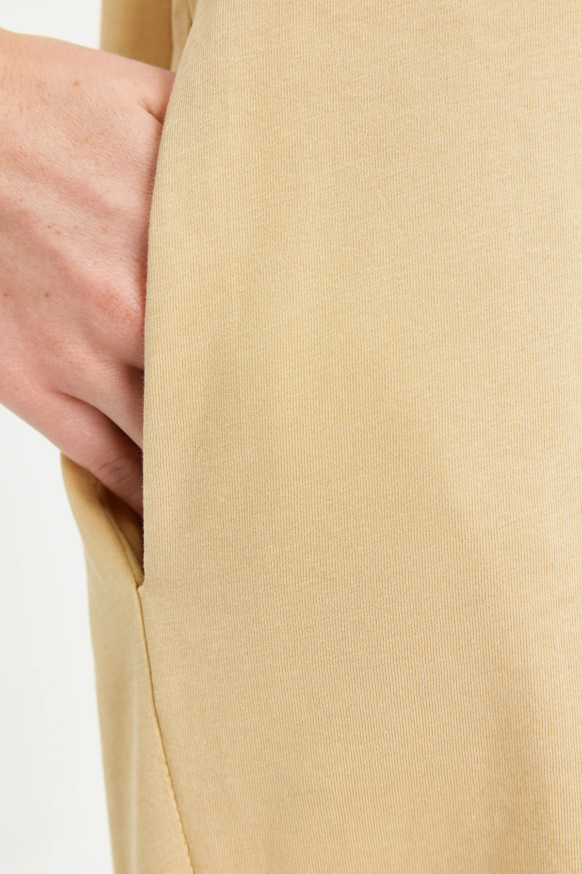 Trendyol Collection  Beiges A-Linien-Midikleid aus Strick mit Rundhalsausschnitt und Taschen TWOSS24EL00169