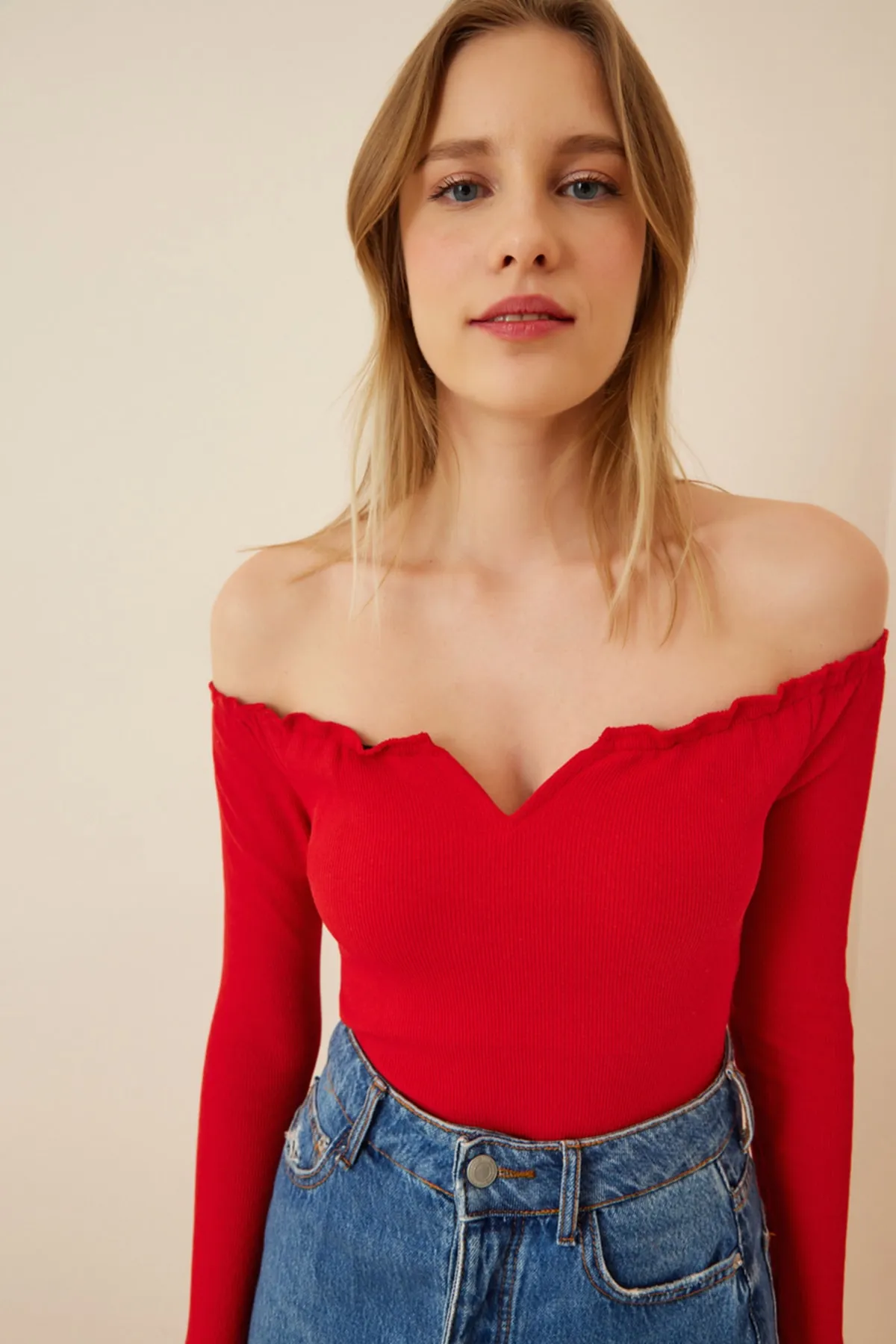 Happiness İstanbul  Rote, kurze Strickbluse mit gerafftem Kragen für Damen AH00105