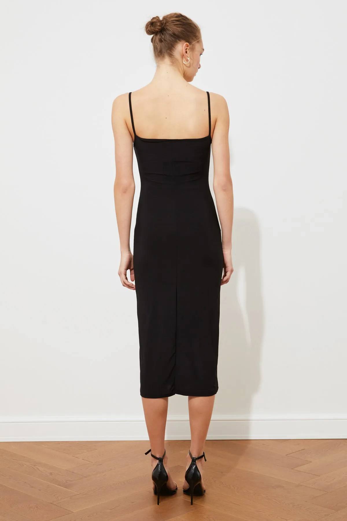 Trendyol Collection  Schwarzes, figurbetontes Midi-Bleistiftkleid aus flexiblem Strick mit Degaje-Kragen und Midi-Trägern TWOSS19AD0020
