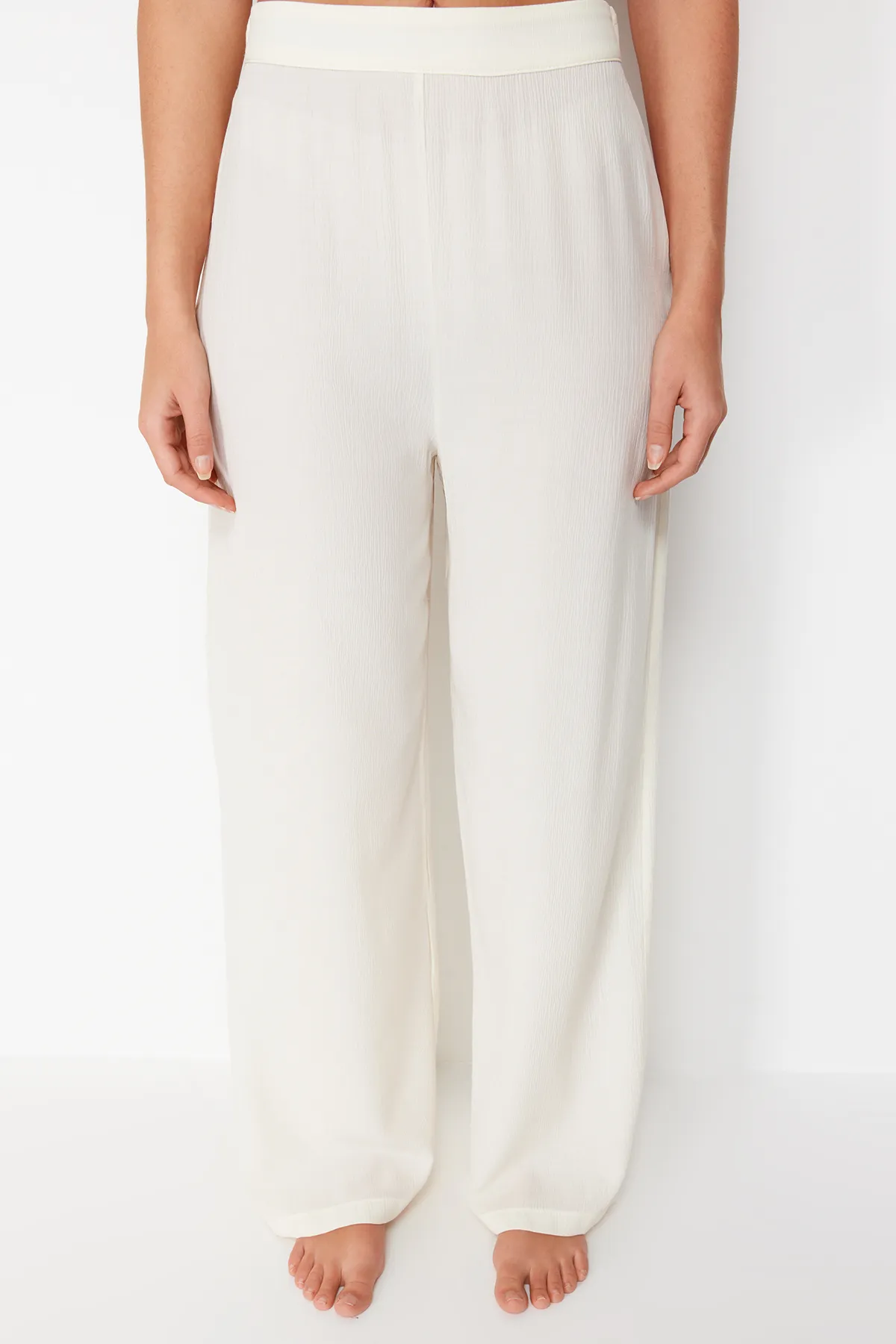 Trendyol Collection  Ecru gewebtes Set mit gebundener Bluse und Hose TBESS22AU0108