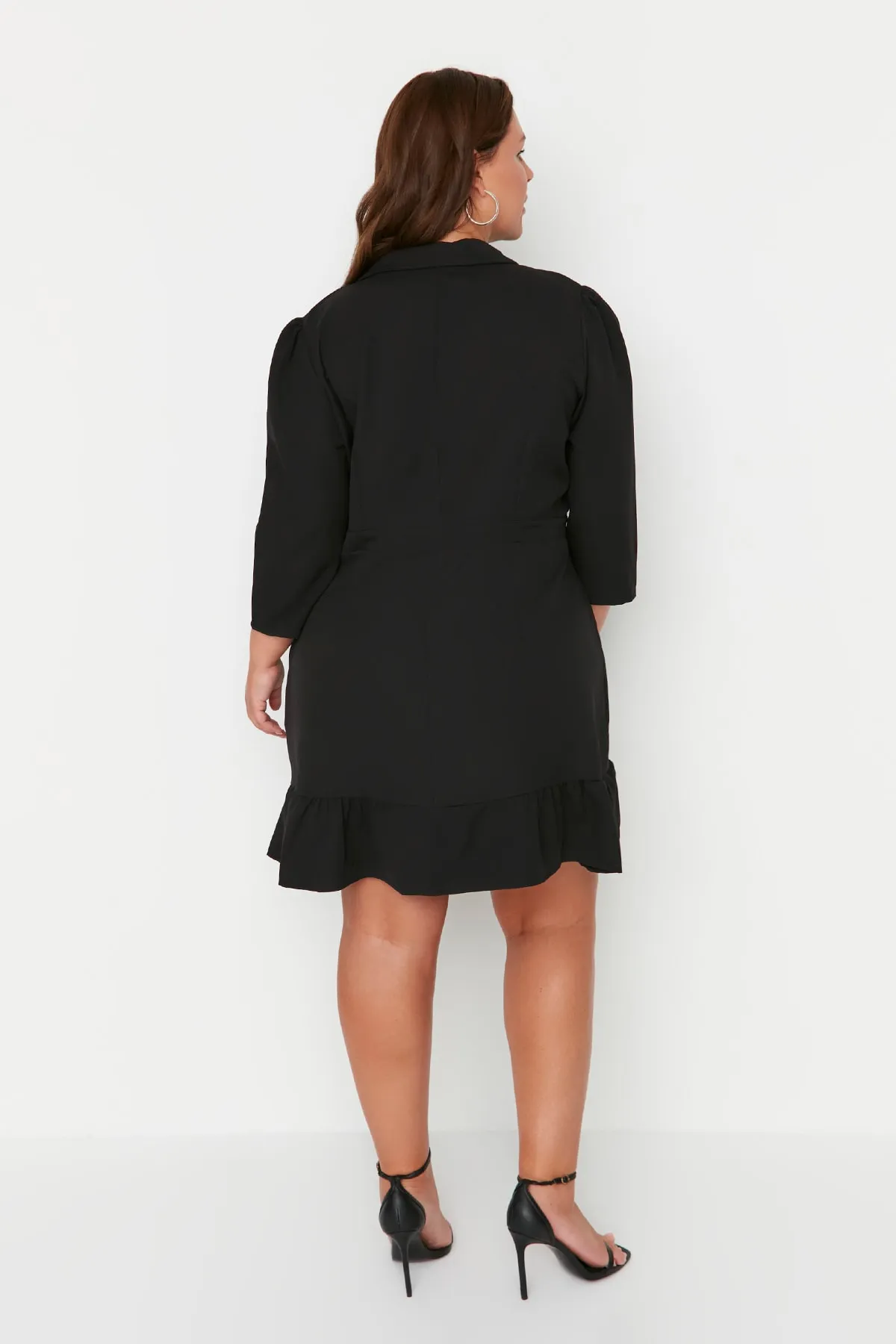 Trendyol Curve  Schwarzes, ungefüttertes, gewebtes Mini-Jackenkleid mit Dreiviertelärmeln in Übergröße TBBAW23AH00042