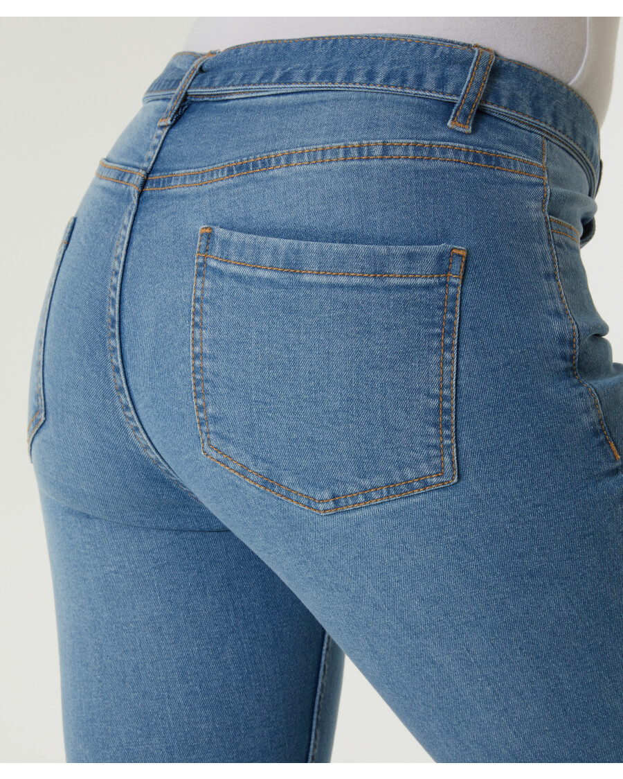 Jeans mit Gürtel