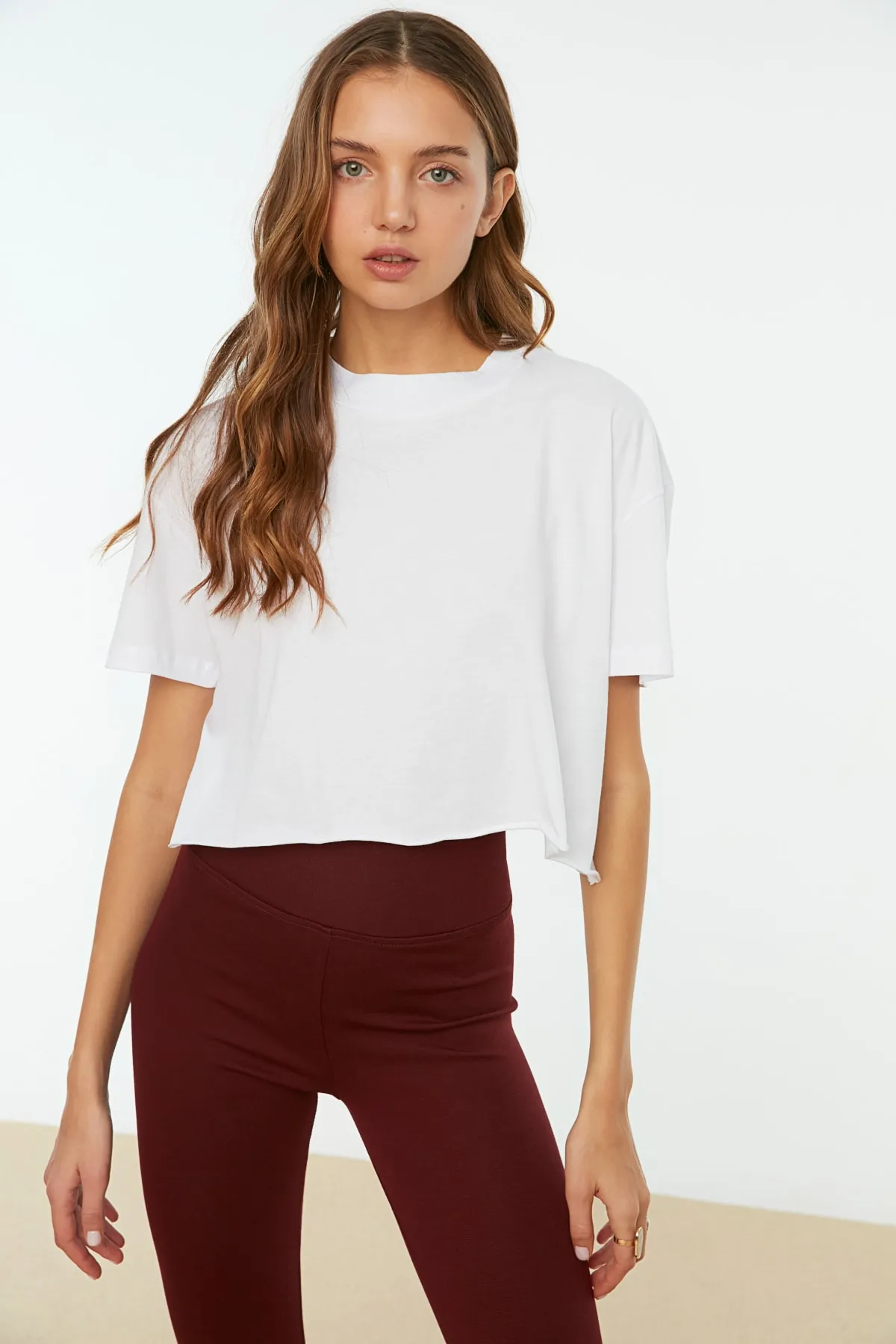 Trendyol Collection  Weißes, kurz geschnittenes Strick-T-Shirt aus 100 % Baumwolle mit Stehkragen TWOSS20TS0287