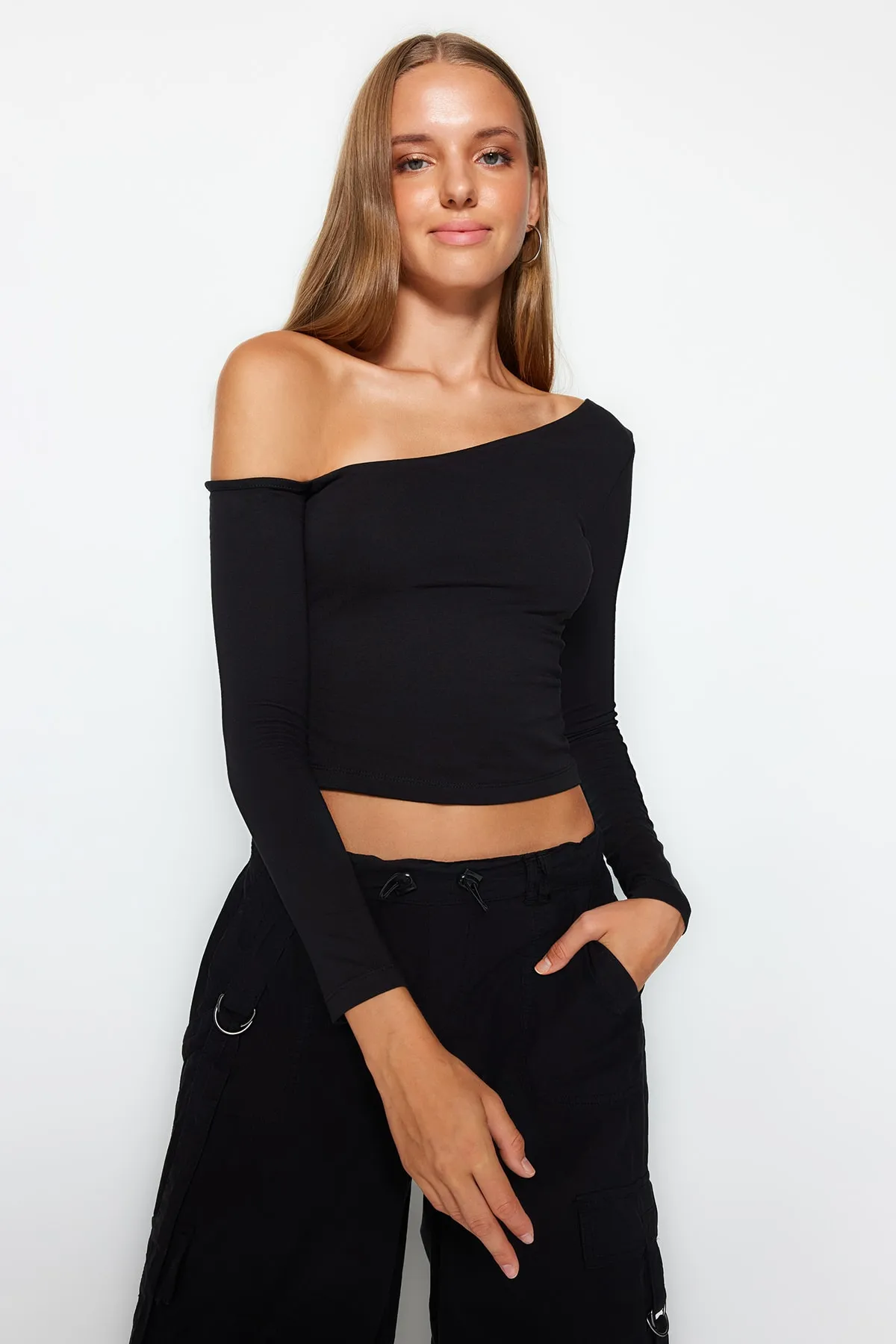 Trendyol Collection  Schwarze One-Shoulder-Baumwoll-Stretch-Bluse mit kurzem Schnitt TWOAW24BZ00099
