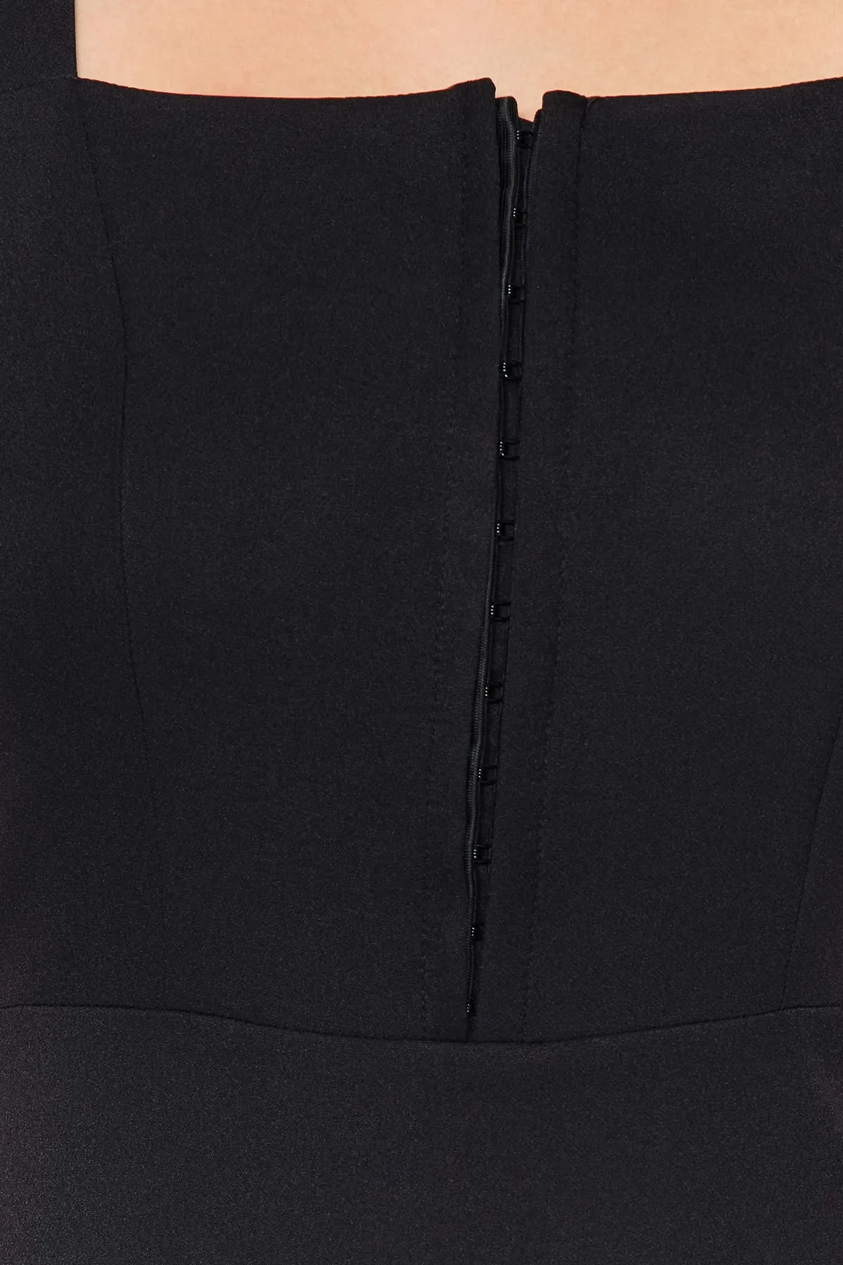 Trendyol Collection  Schwarzes Mini-Webkleid in A-Linie/Glockenform mit quadratischem Ausschnitt TWOSS23EL01929